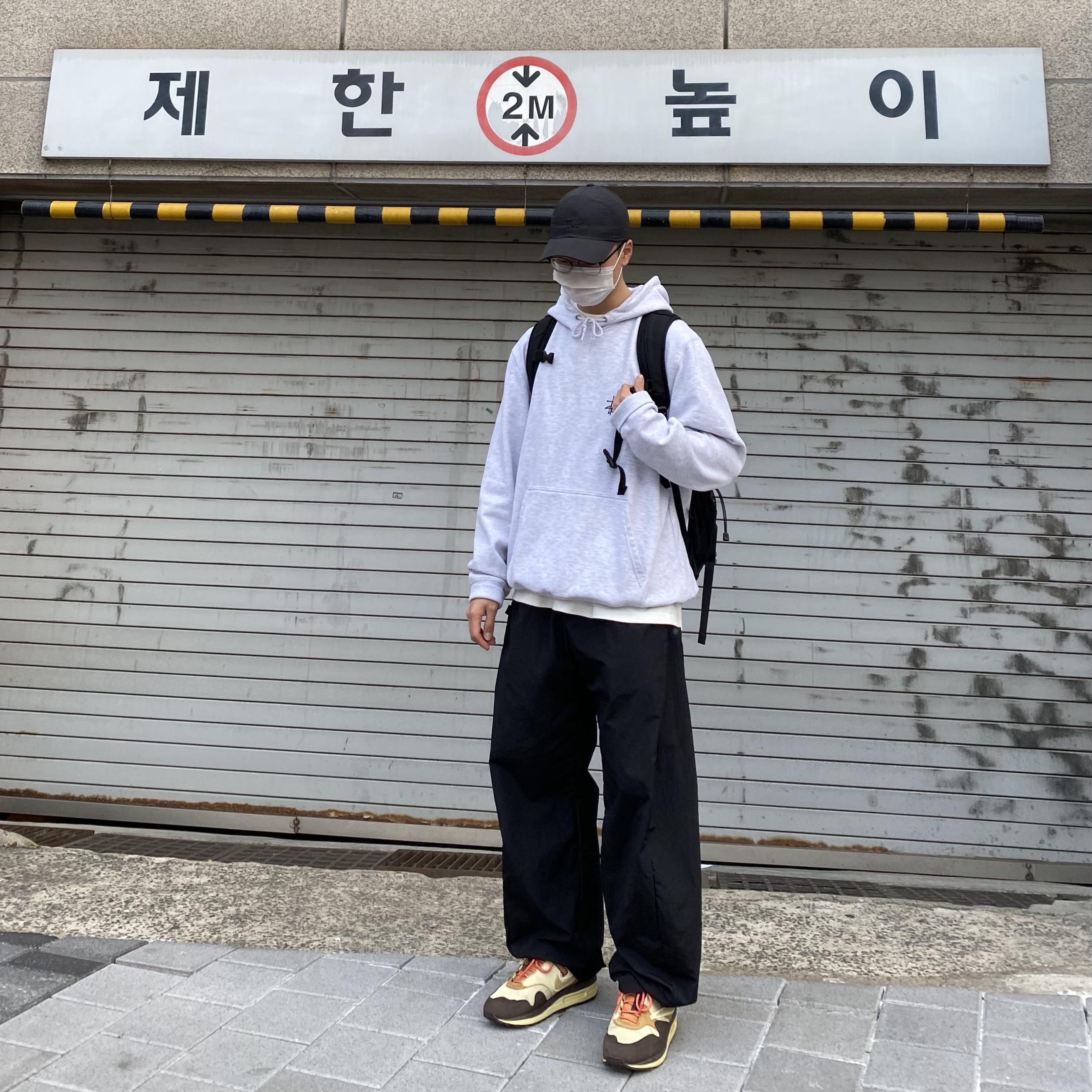 Nike x Travis Scott Air Max 1 Cact.us Brown, Sansan Gear Side Snap Pants Black 착용 스타일