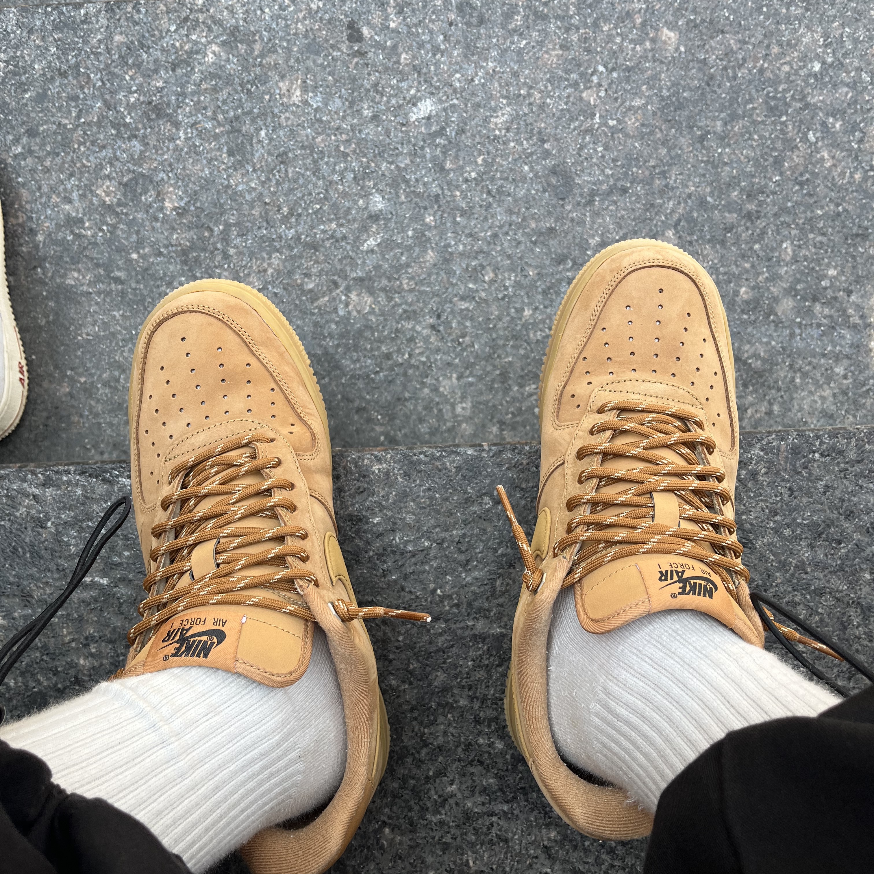 Nike Air Force 1 '07 WB Flax 착용 스타일 - 2