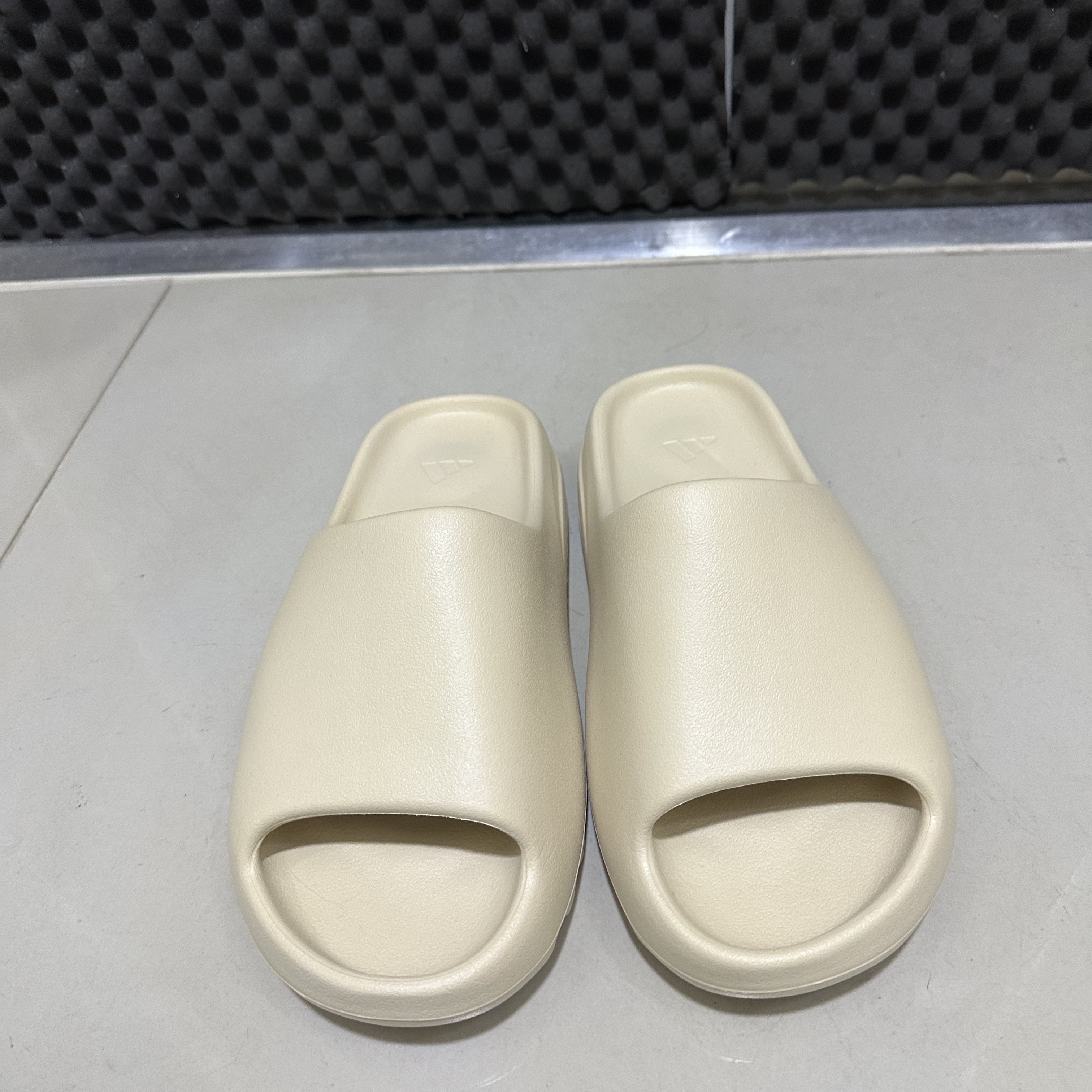 Adidas Yeezy Slide Bone 2022/2023 착용 스타일