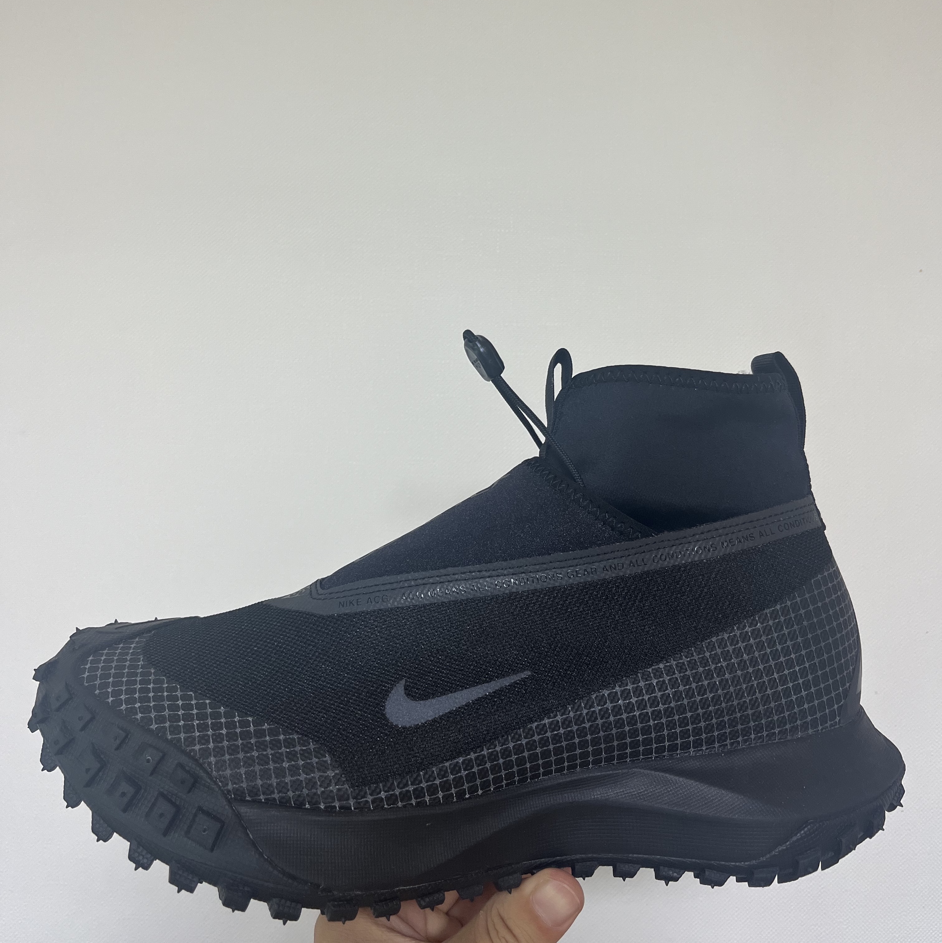 Nike ACG Mountain Fly Gore-Tex Black and Dark Grey 착용 스타일 - 1
