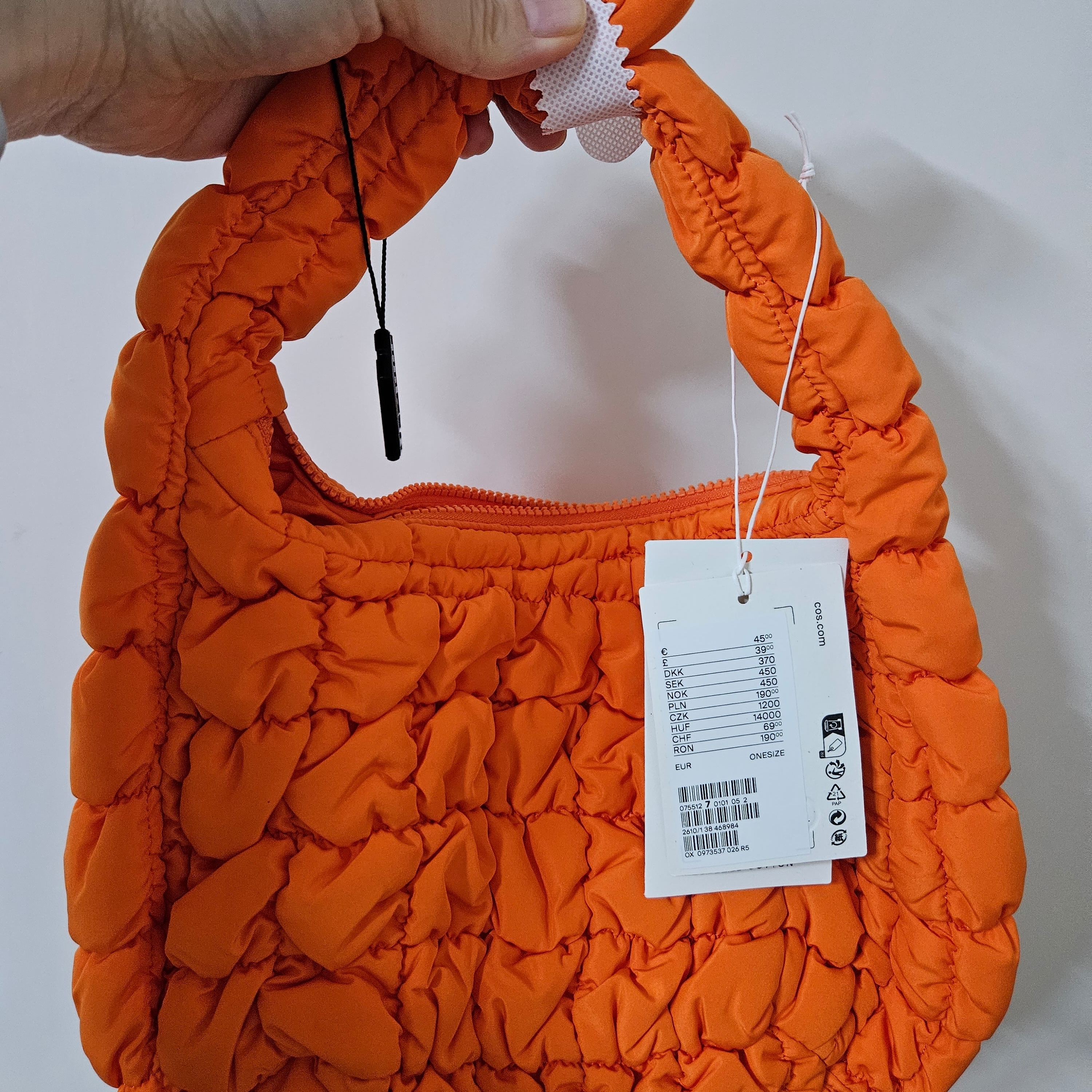 COS Quilted Mini Bag Bright Orange 착용 스타일
