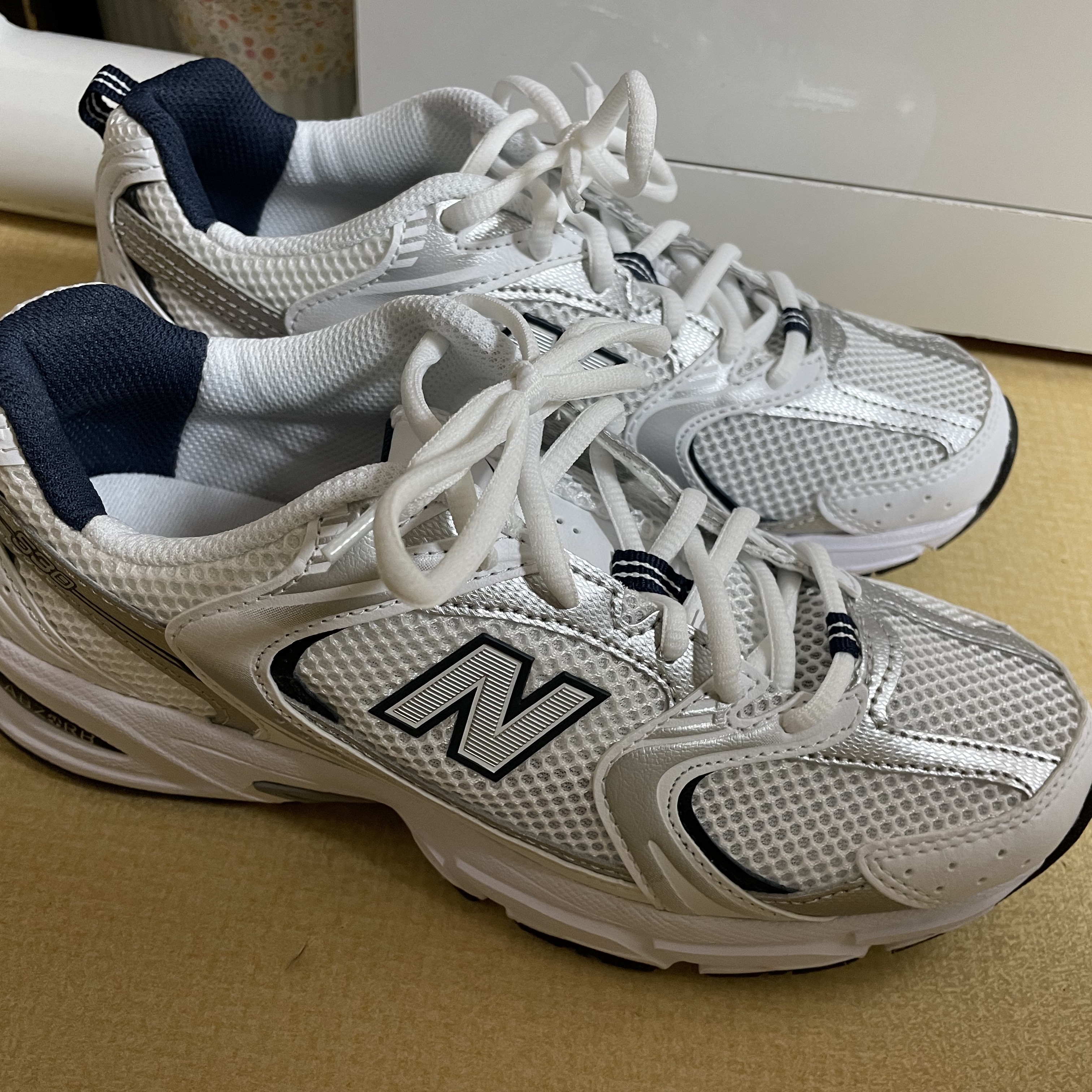New Balance 530 White 착용 스타일 - 2
