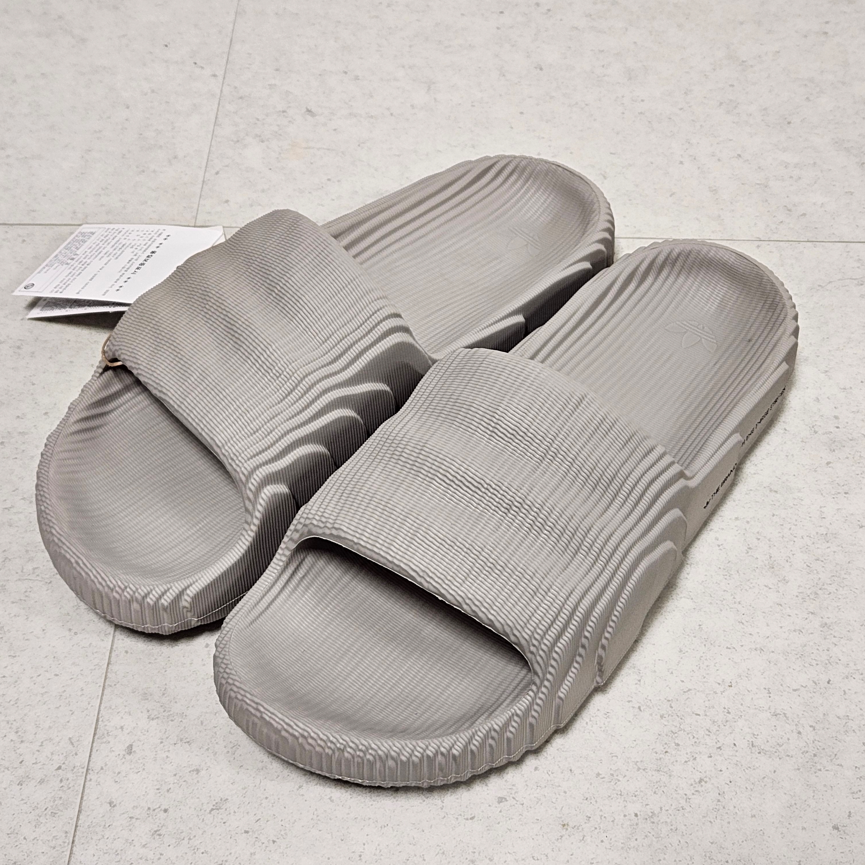 Adidas Adilette 22 Clear Grey 착용 스타일 - 1