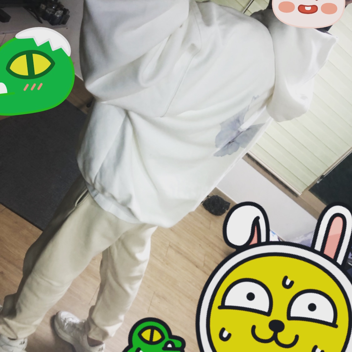 Yeezy Gap Engineered By Balenciaga Dove Hoodie White, Nike x Sacai VaporWaffle White and Gum 착용 스타일