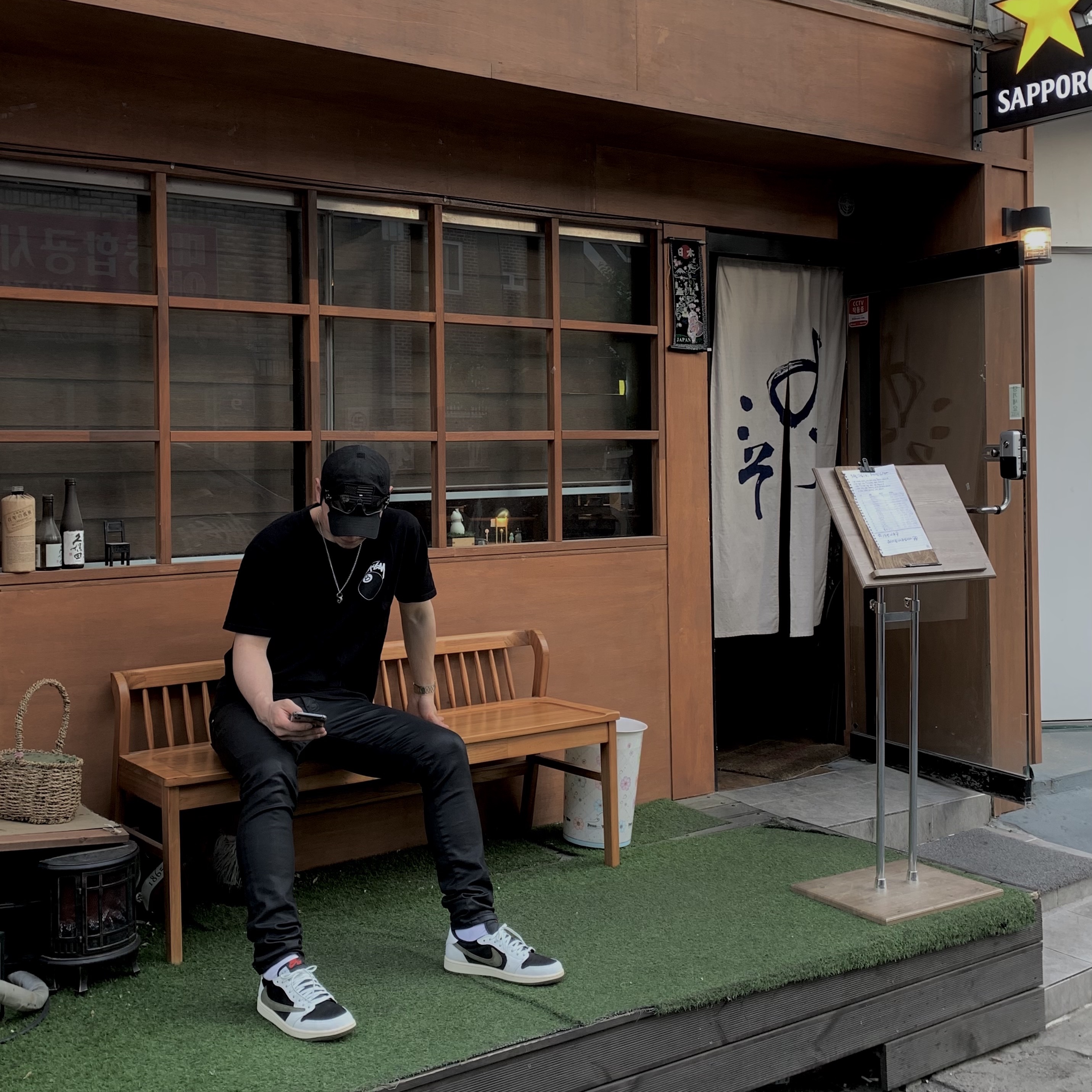 (W) Jordan 1 x Travis Scott Retro Low OG SP Medium Olive, Stussy 8 Ball T-Shirt Black - 22SS 착용 스타일