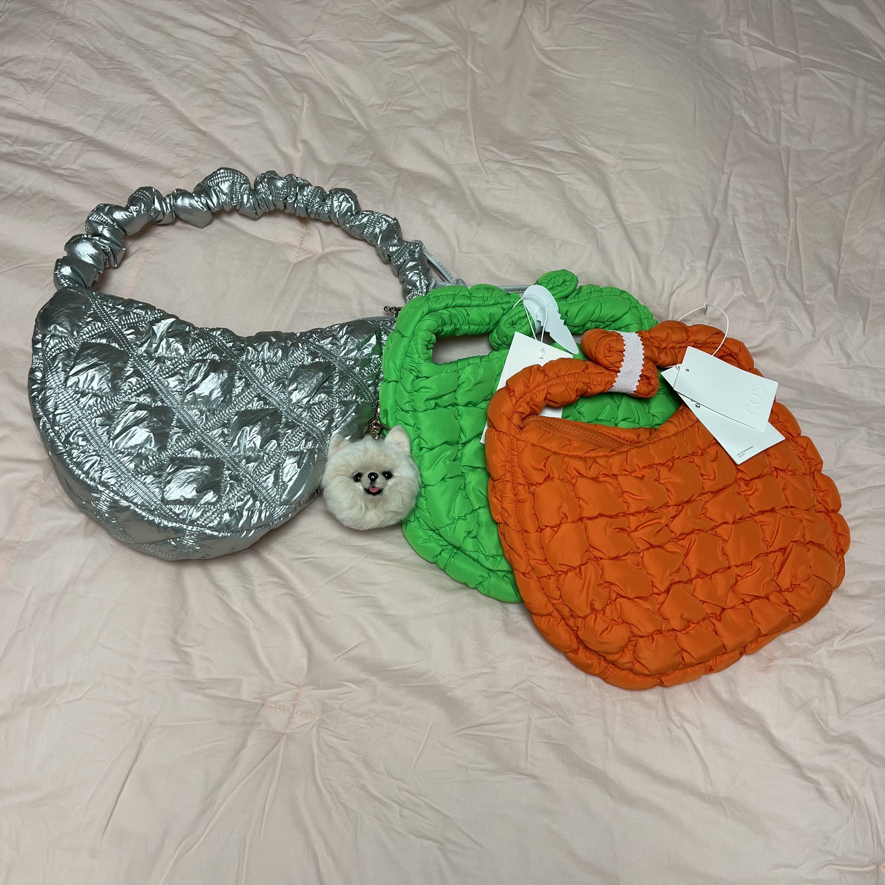 COS Quilted Mini Bag Bright Green, COS Quilted Mini Bag Bright Orange 착용 스타일 - 1