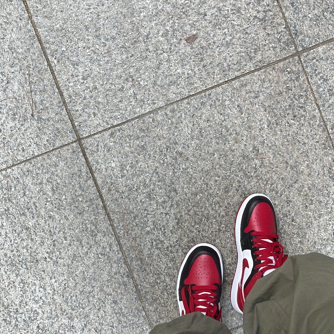 (W) Jordan 1 Mid Black and Gym Red 착용 스타일 - 2
