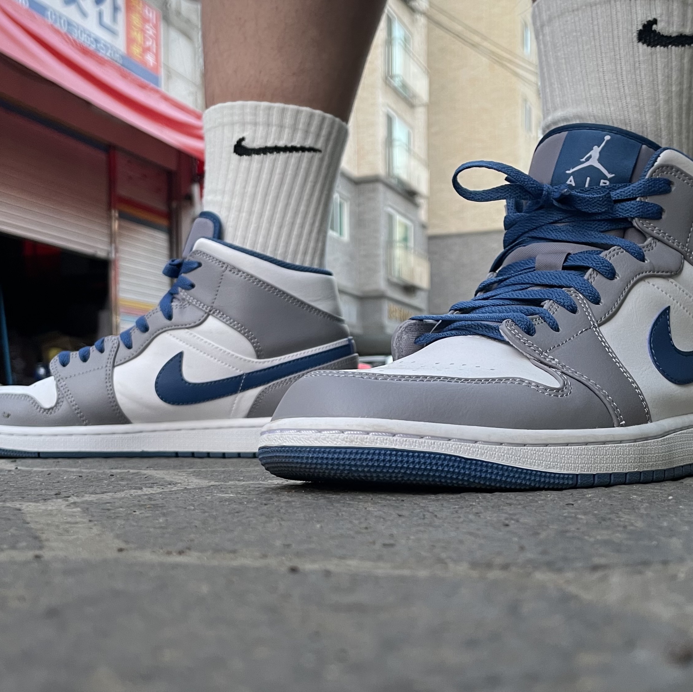 Jordan 1 Mid Cement Grey True Blue 착용 스타일