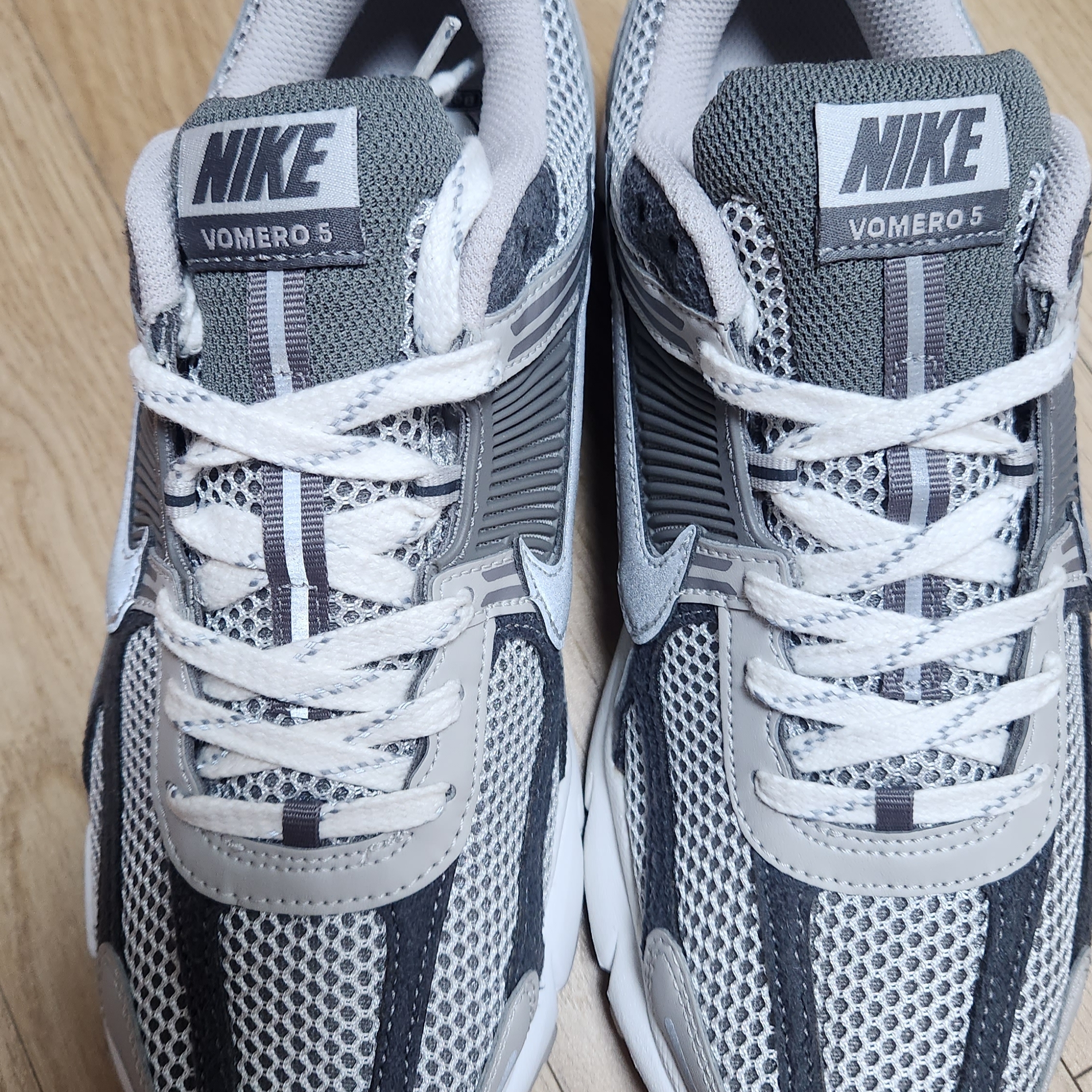 Nike Zoom Vomero 5 PRM Light Iron Ore and Flat Fewter 착용 스타일 - 1