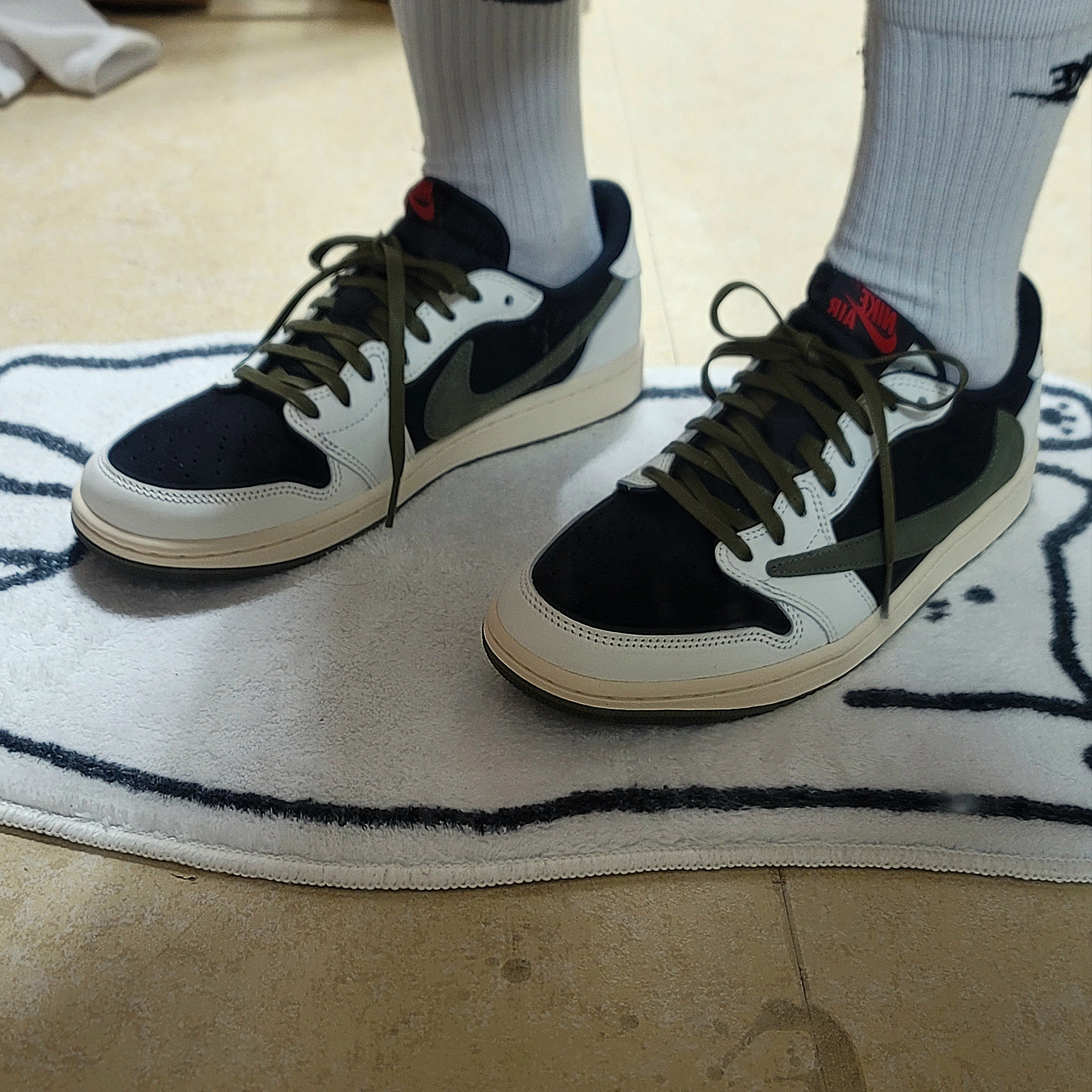 (W) Jordan 1 x Travis Scott Retro Low OG SP Medium Olive 착용 스타일