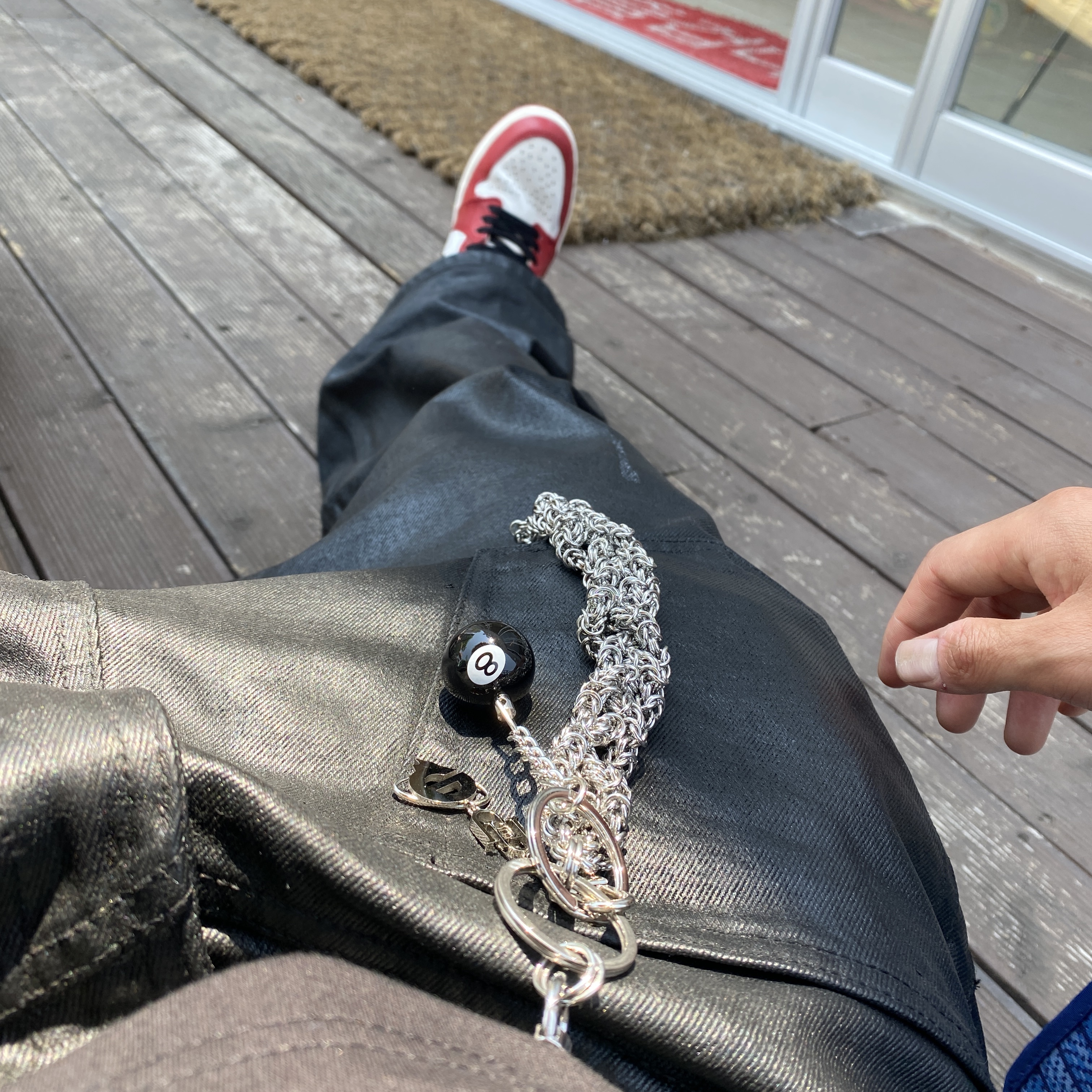 Stussy 8 Ball Keychain Black, Jordan 1 Retro High OG Chicago 2022 착용 스타일