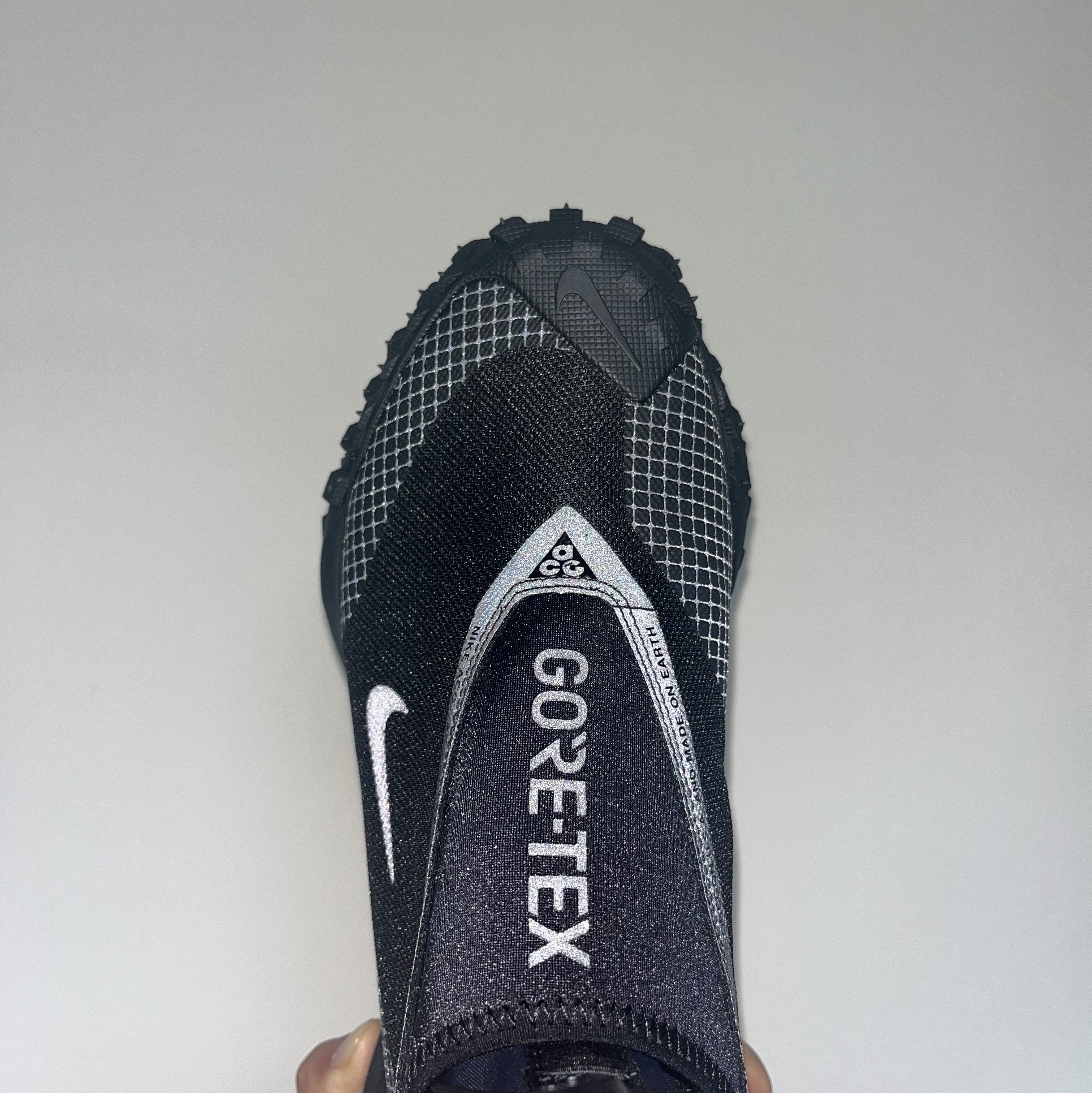 Nike ACG Mountain Fly Gore-Tex Black and Dark Grey 착용 스타일 - 3