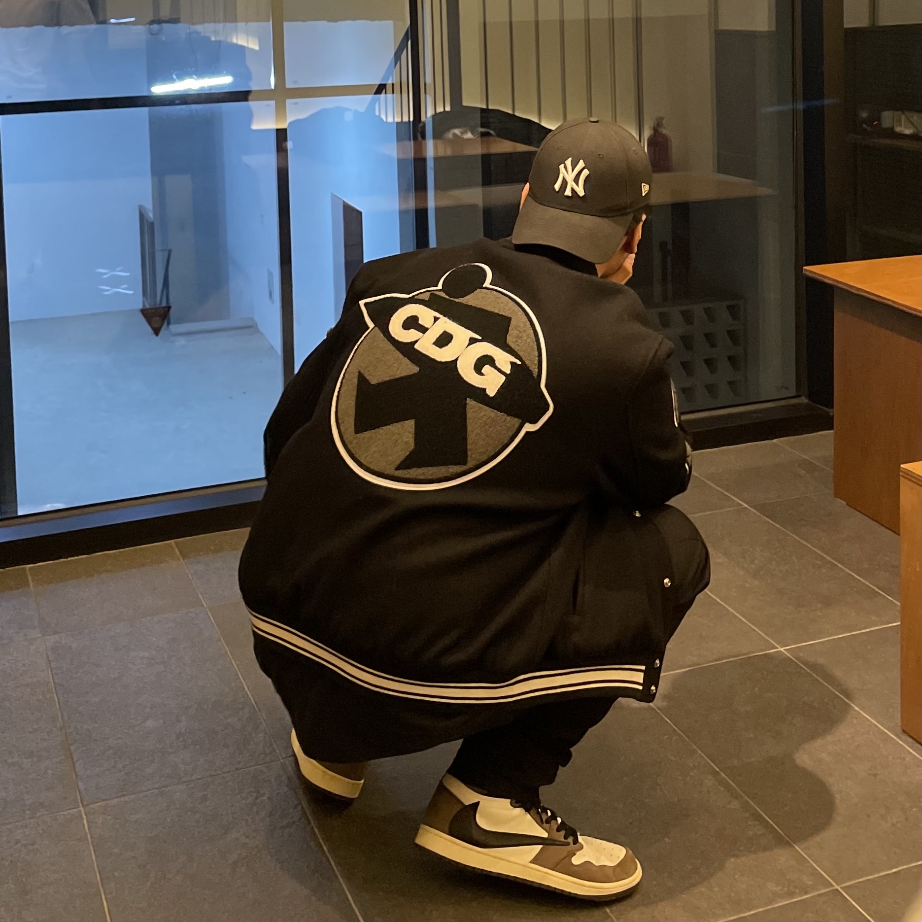 Jordan 1 x Travis Scott Retro High OG SP Mocha, Stussy x CDG Varsity Jacket 착용 스타일
