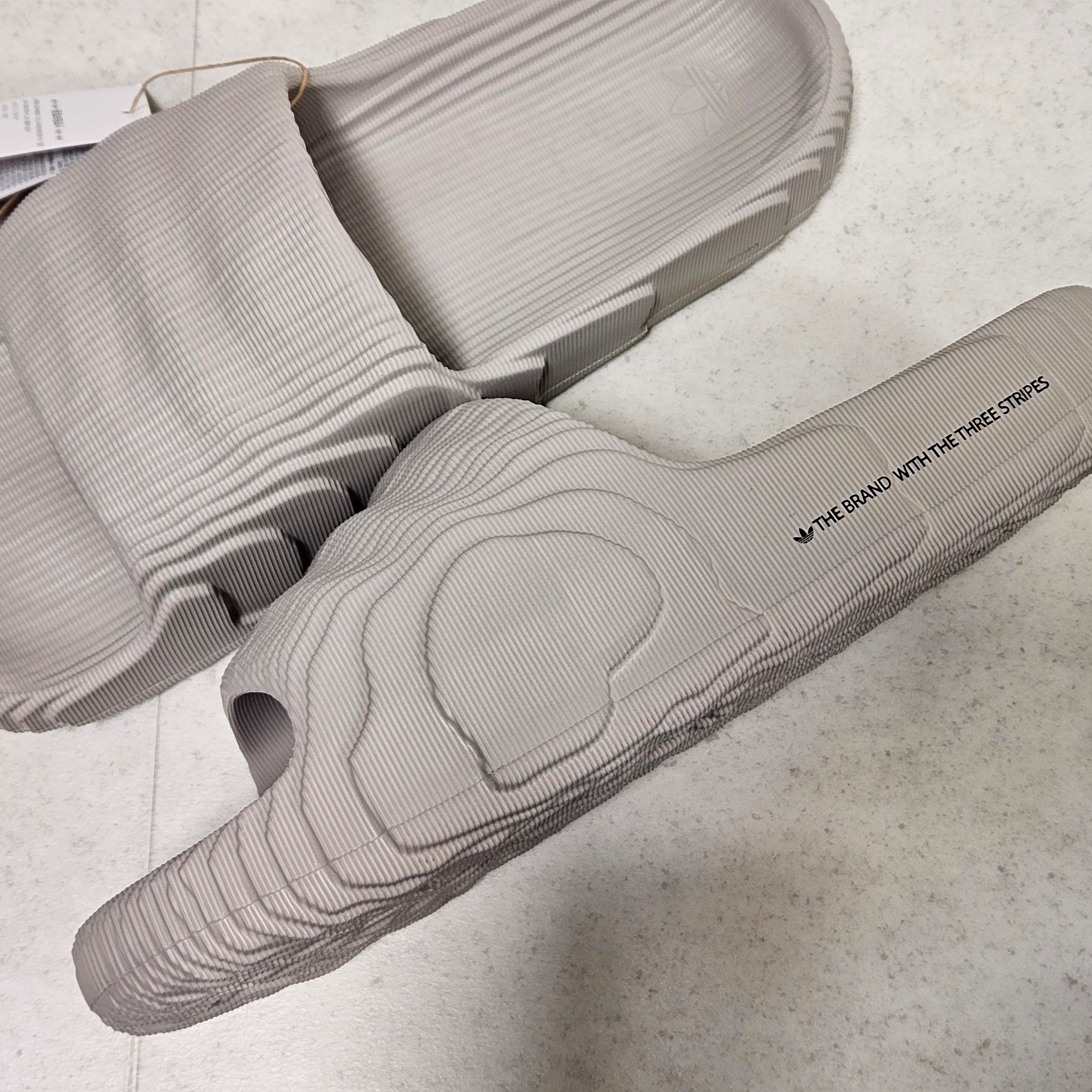 Adidas Adilette 22 Clear Grey 착용 스타일 - 3