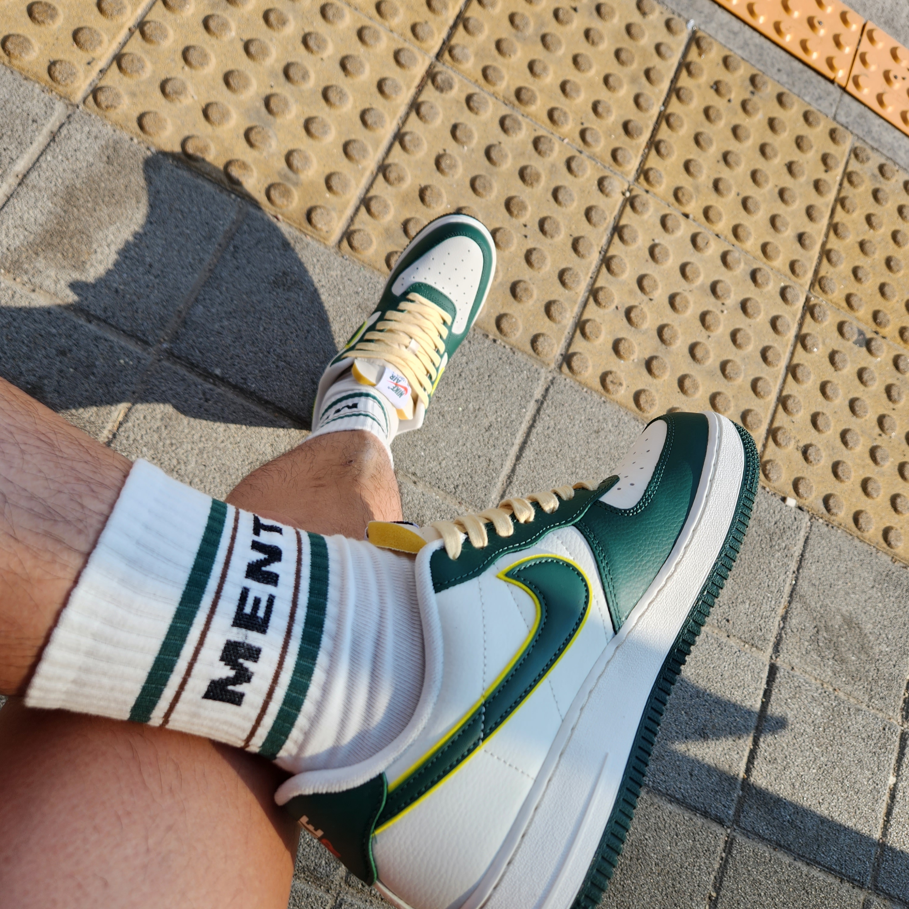 Nike Air Force 1 '07 LV8 Sail Noble Green 착용 스타일 - 2