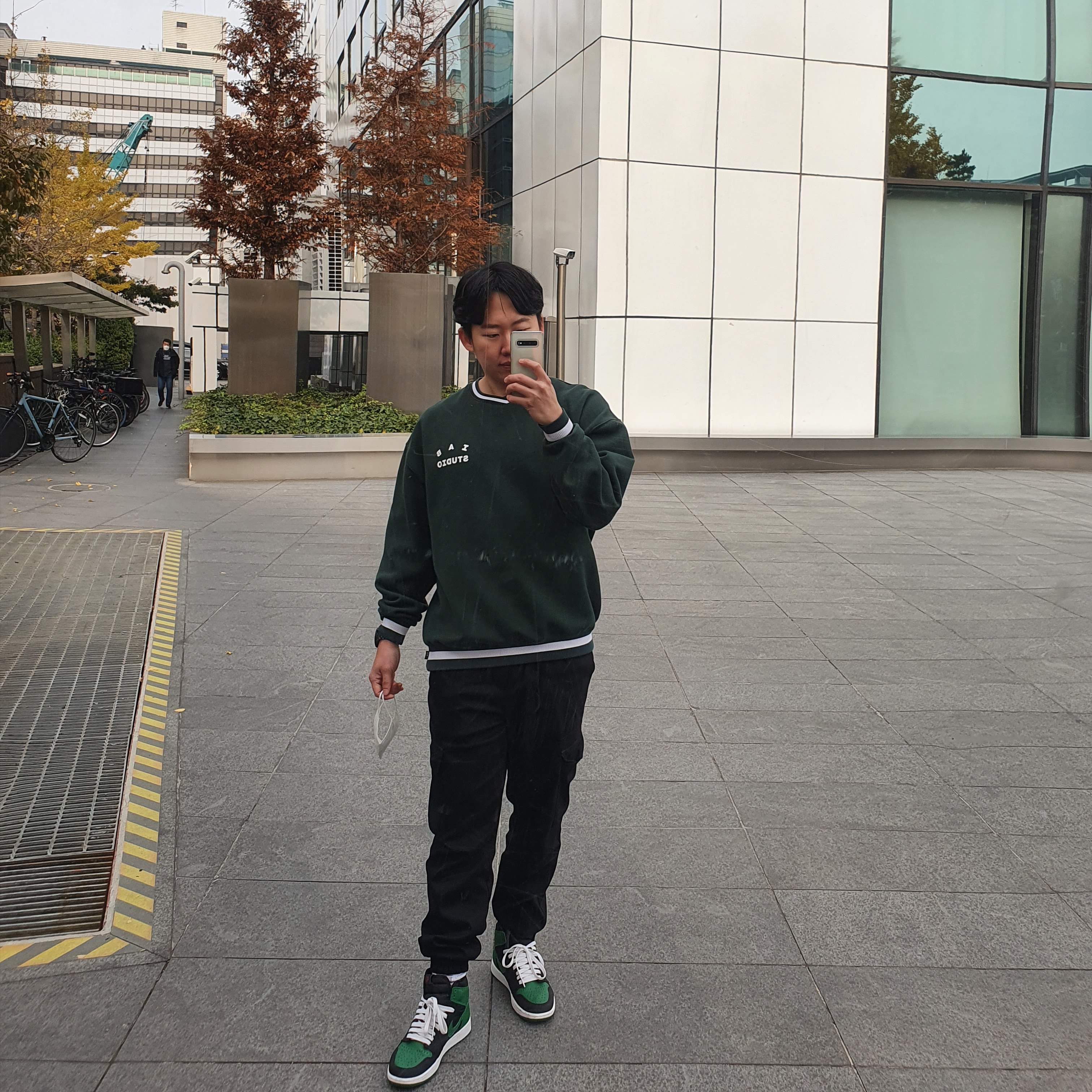 조던 1 레트로 하이 파인 그린 블랙, 아이앱 스튜디오 x 요넥스 스웨트셔츠 그린 착용 스타일