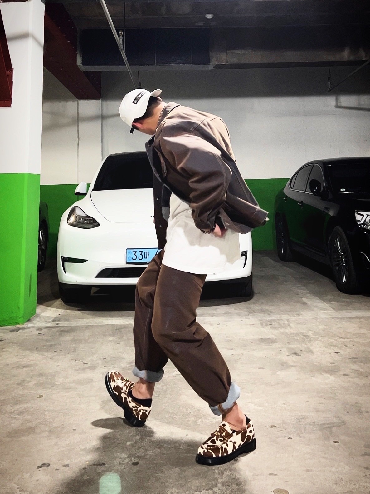 Supreme Mirror Camp Cap White - 21FW, Supreme Chicago Box Logo T-Shirt White - 22FW 착용 스타일 - 3