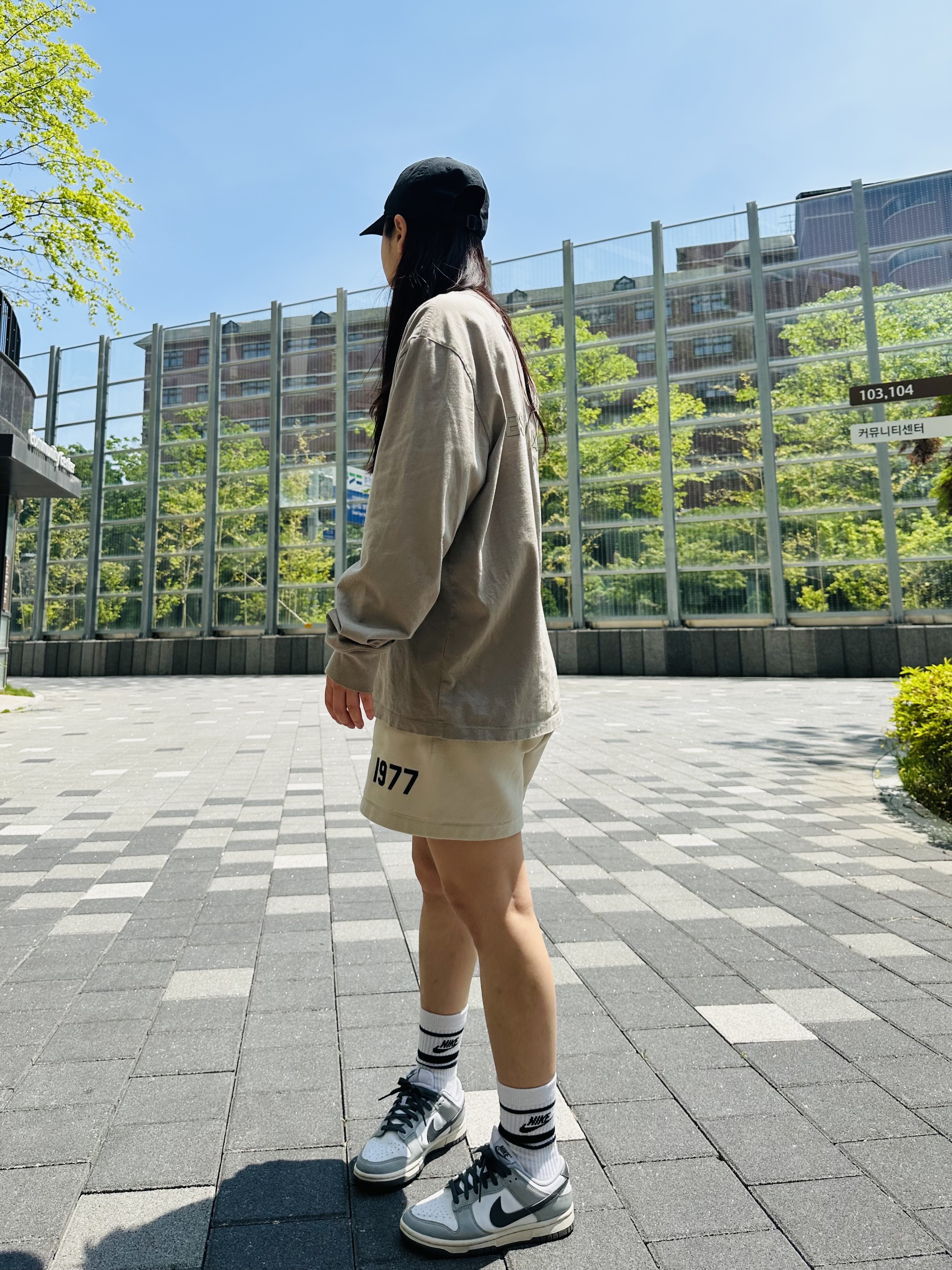 Essentials Long Sleeve T-Shirt Moss - 21SS, (Kids) Essentials 1977 Shorts Wheat - 22SS 착용 스타일 - 3