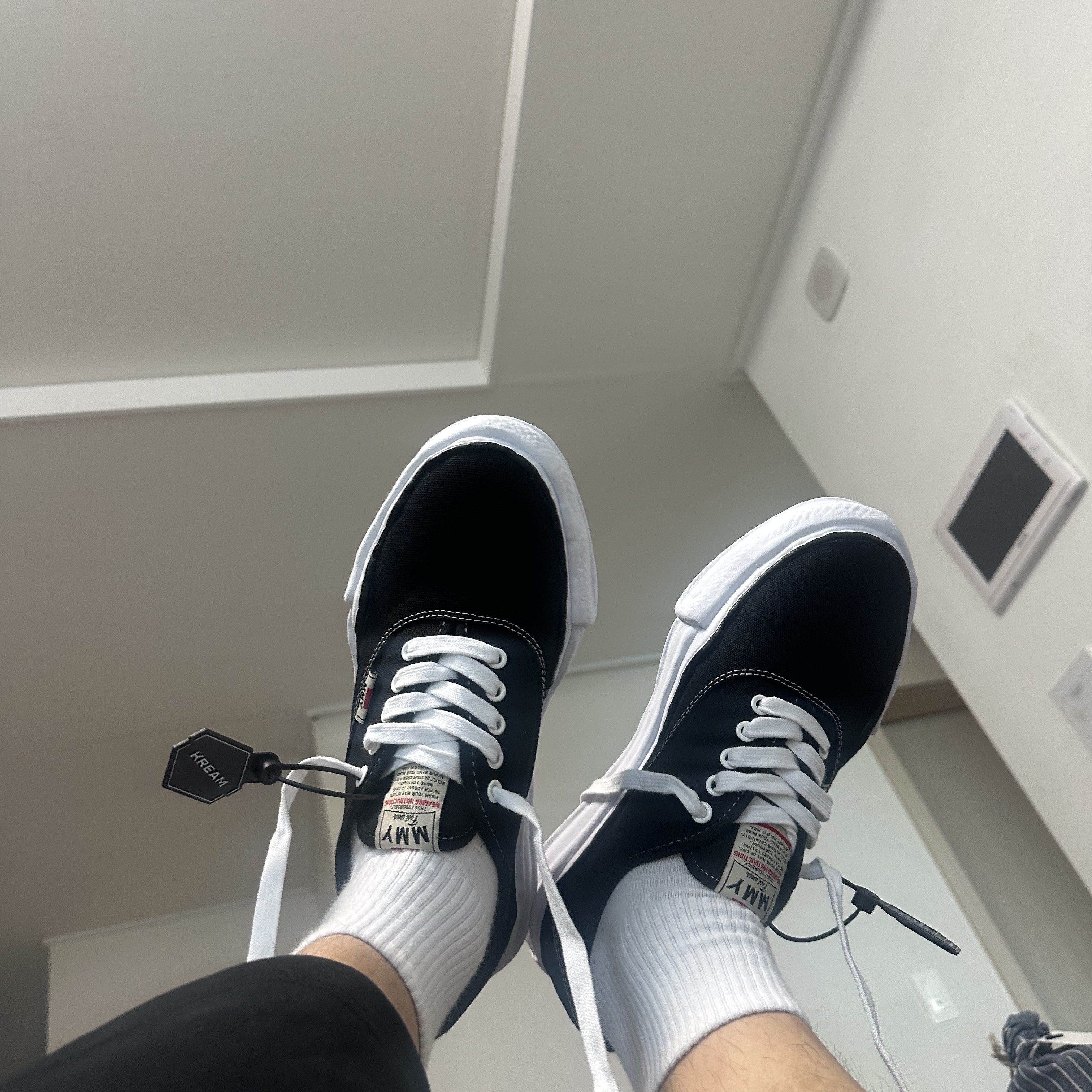 Maison Mihara Yasuhiro Baker OG Sole Canvas Low Cut Sneakers Black 착용 스타일 - 2
