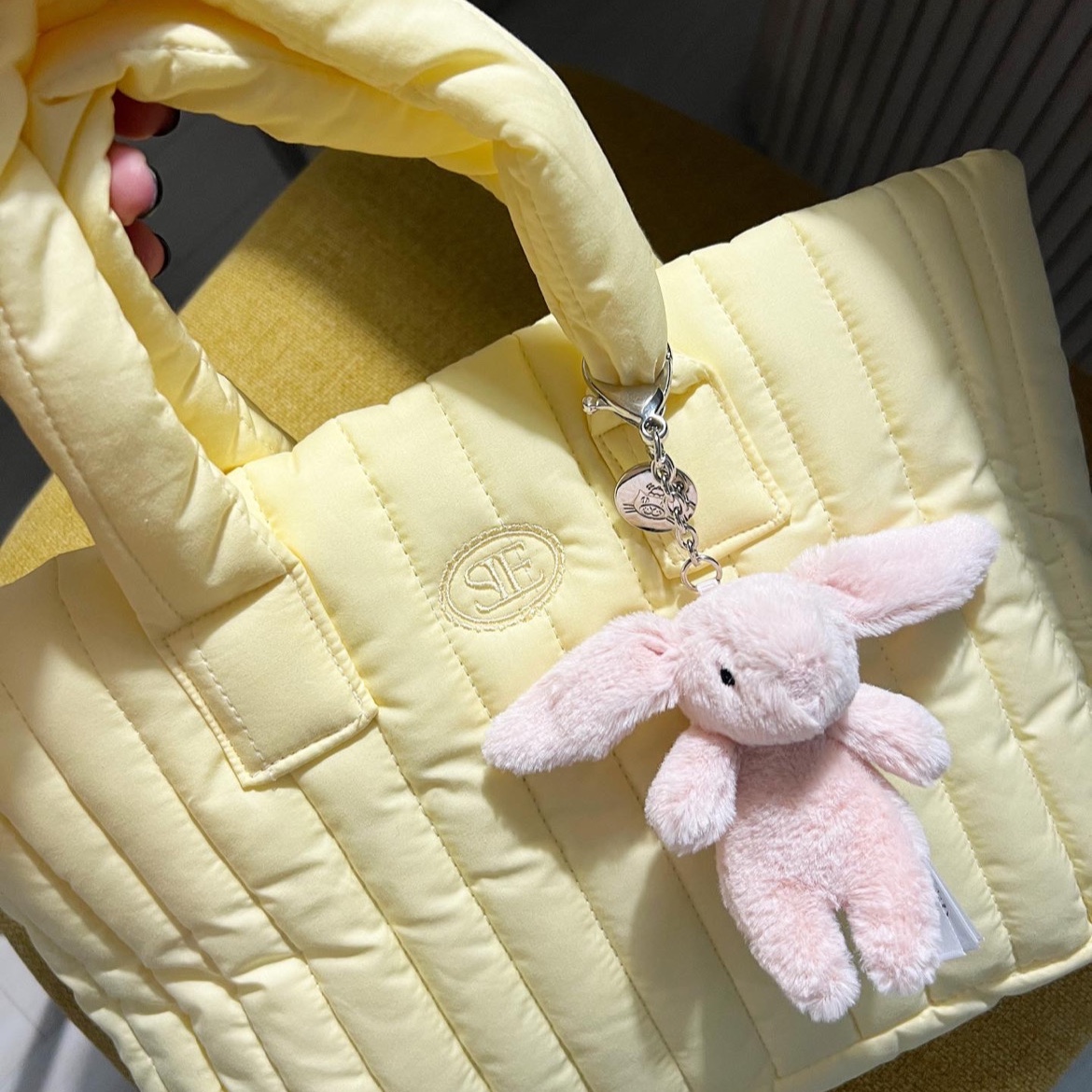 Jellycat Bashful Bunny Bag Charm Blush 착용 스타일 - 1