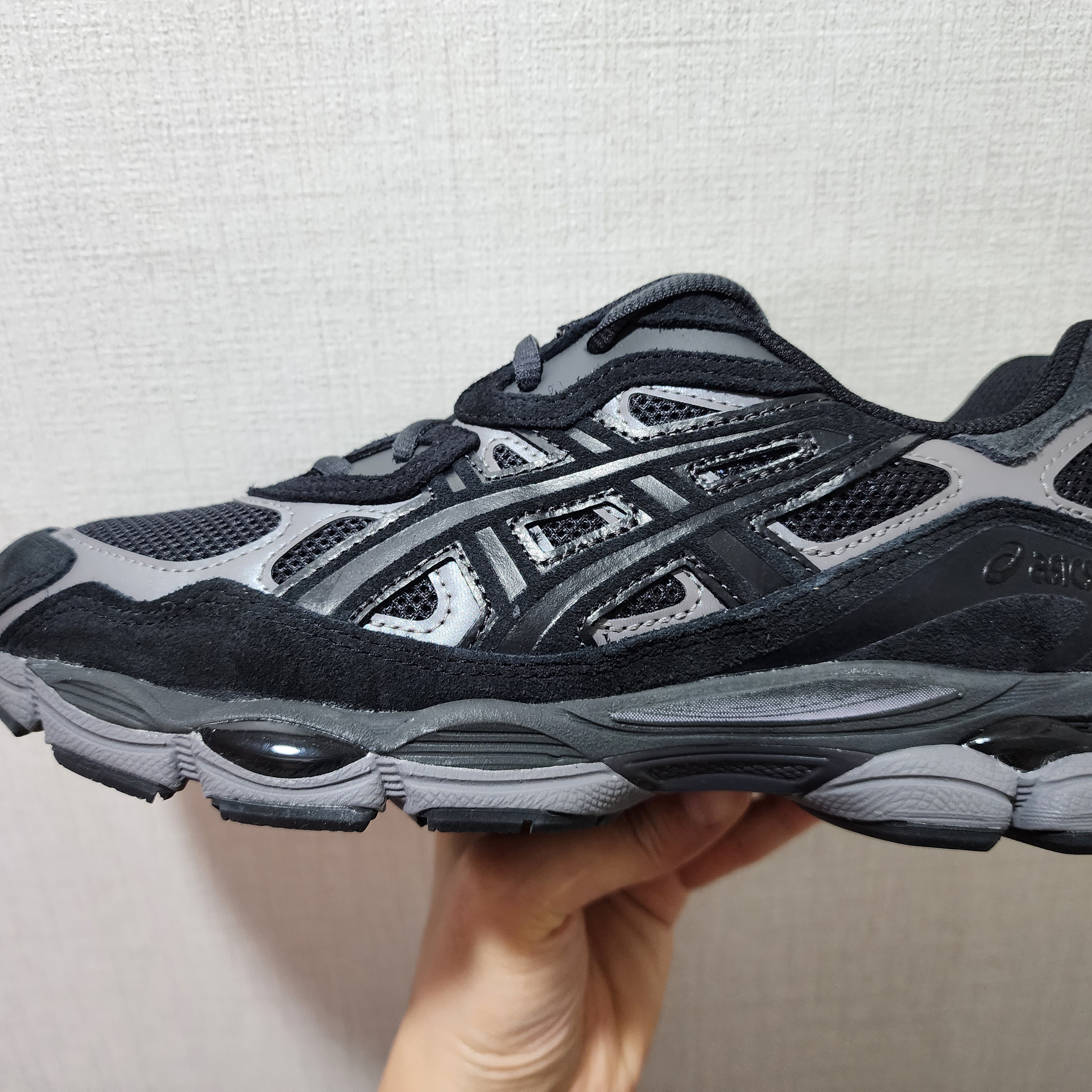 Asics Gel-NYC Graphite Grey Black 착용 스타일