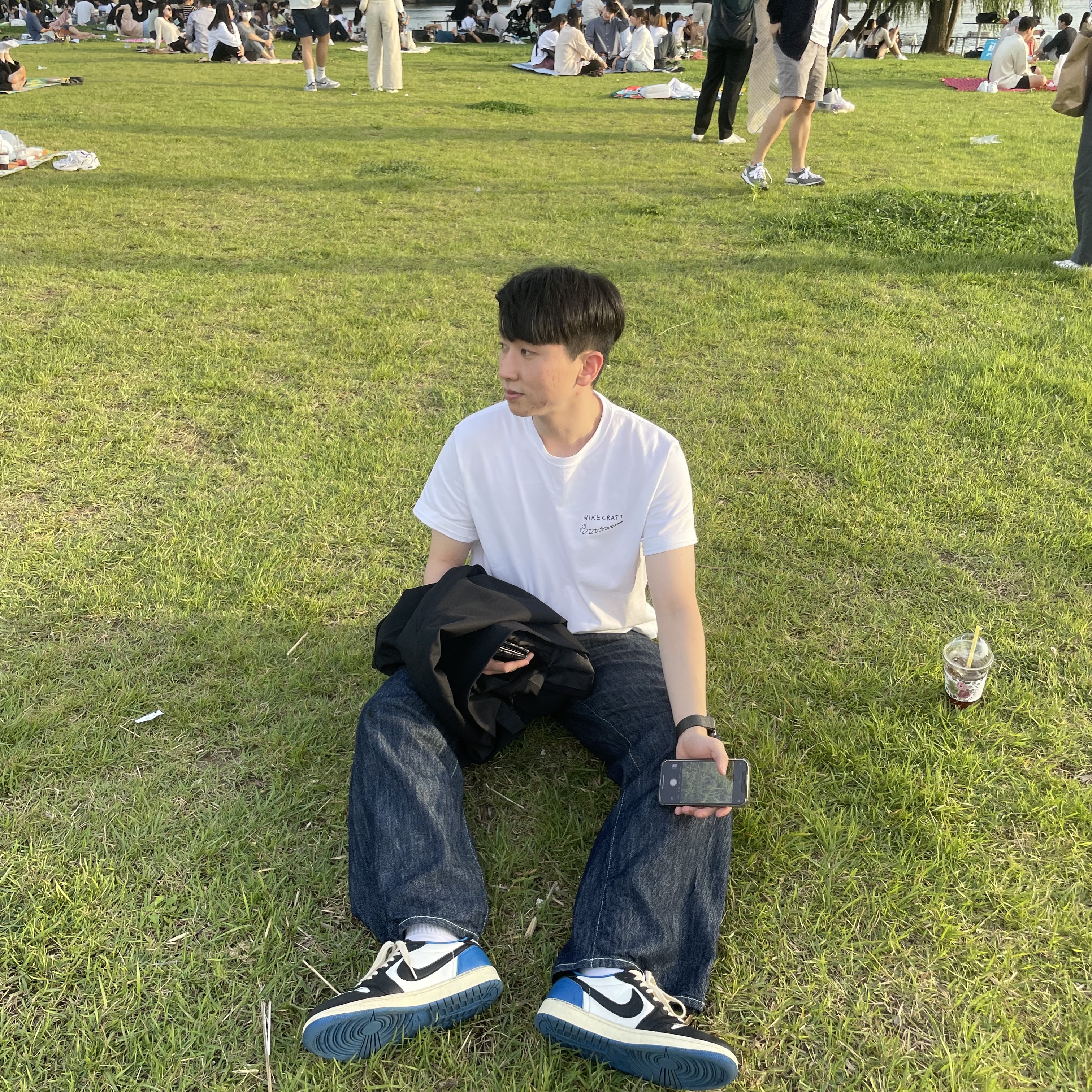 Jordan 1 x Travis Scott x Fragment Retro Low OG SP Military Blue, Nike x Tom Sachs Nikecraft Studio T-Shirt White 착용 스타일