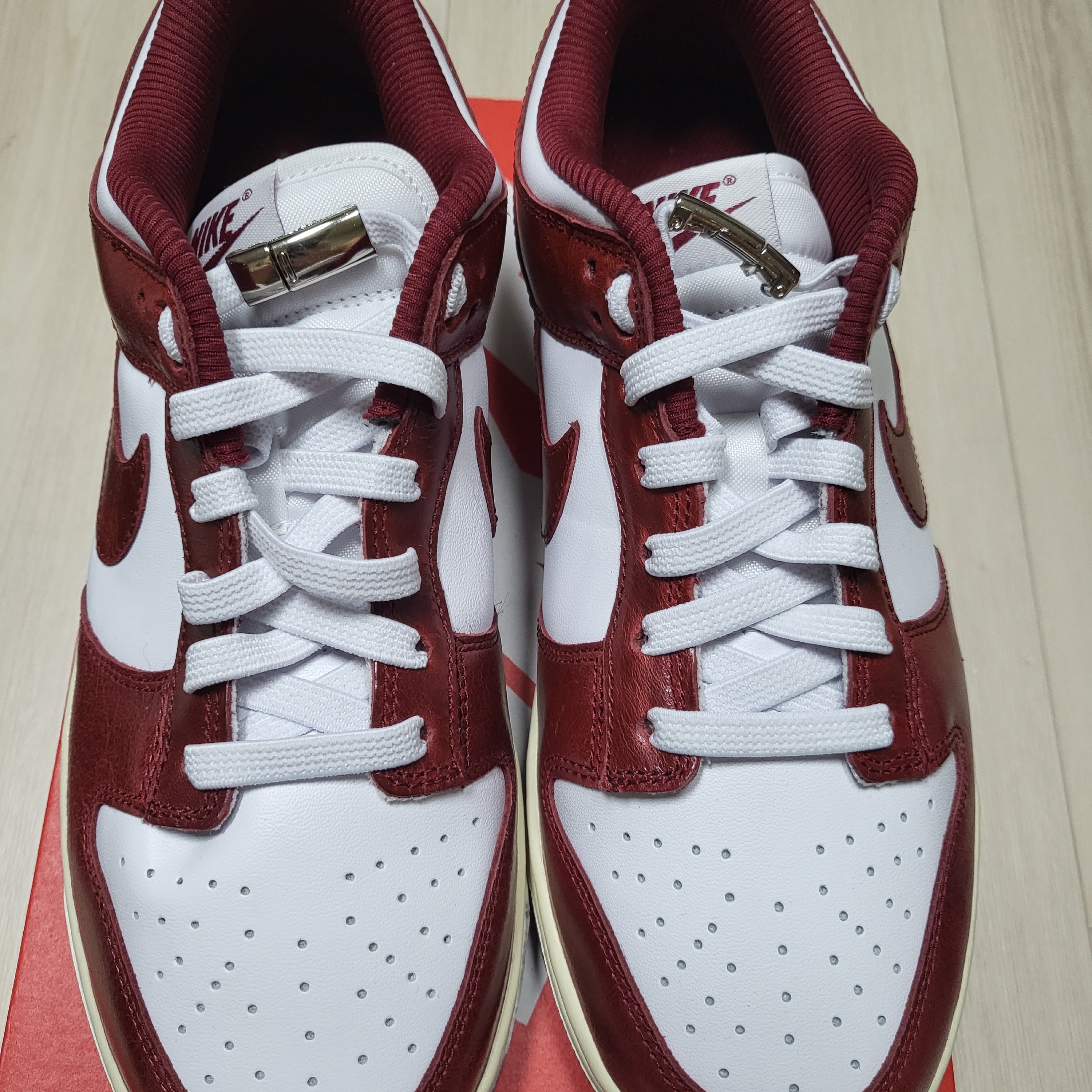 (W) Nike Dunk Low Retro PRM Team Red and White 착용 스타일 - 1