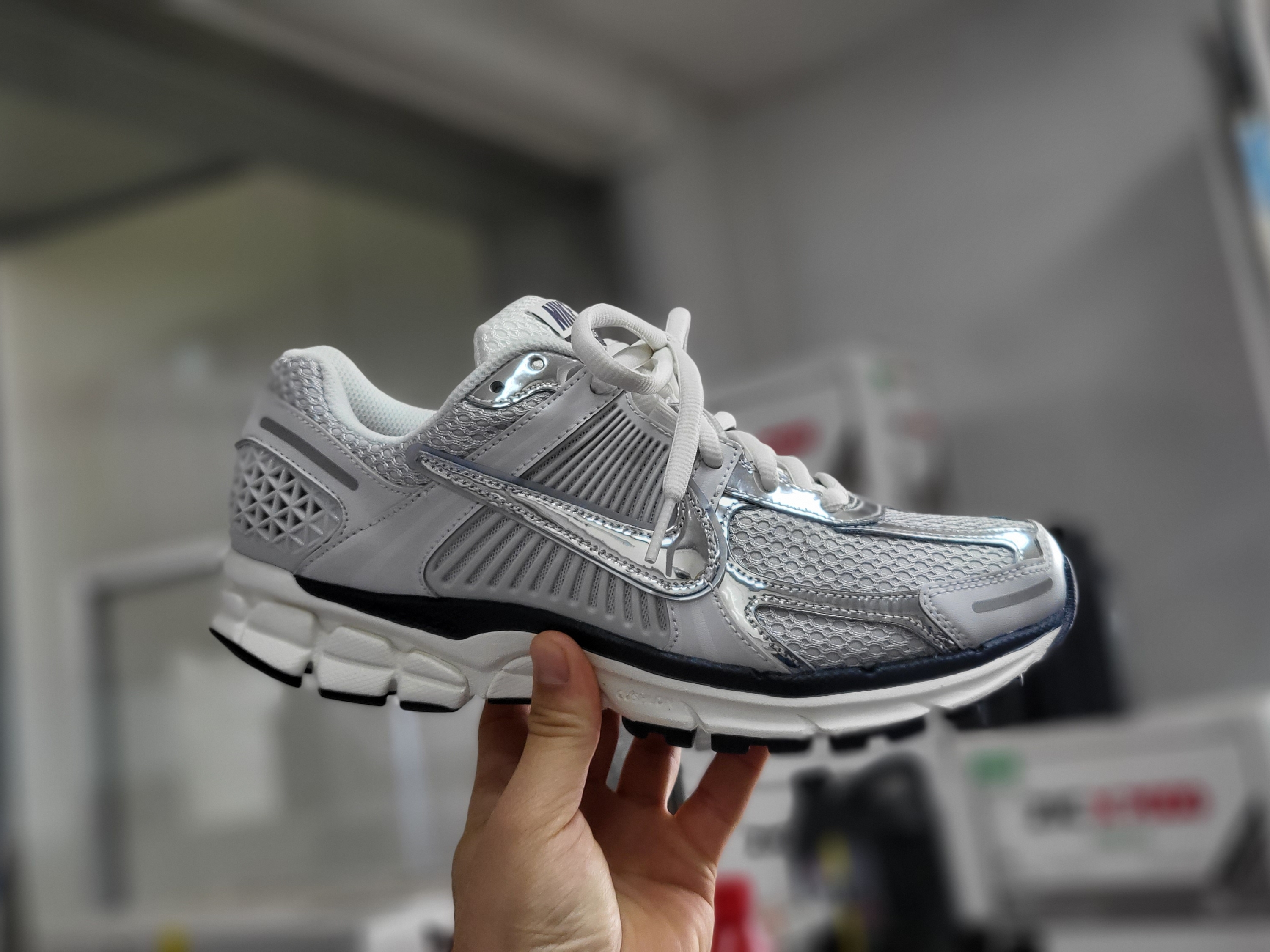 (W) Nike Zoom Vomero 5 Photon Dust and Metallic Silver 착용 스타일 - 2