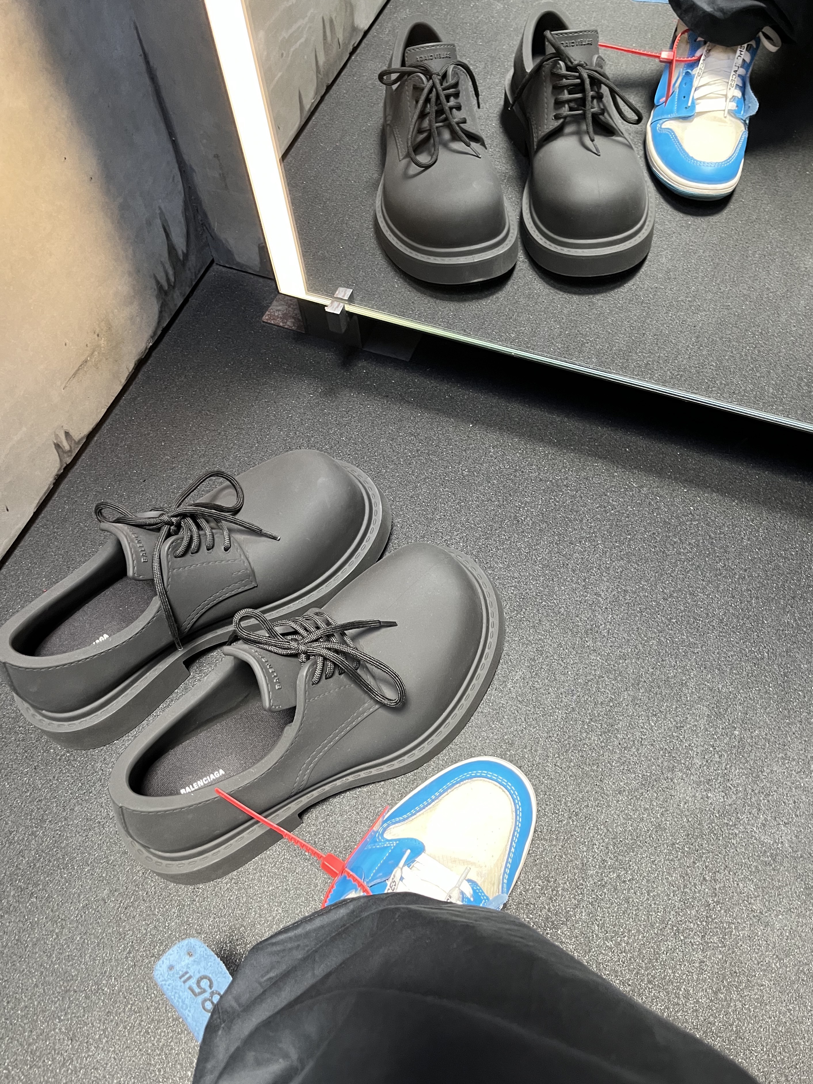Balenciaga Steroid Derby Black, Jordan 1 x Off-White Retro High University Blue 착용 스타일 - 2