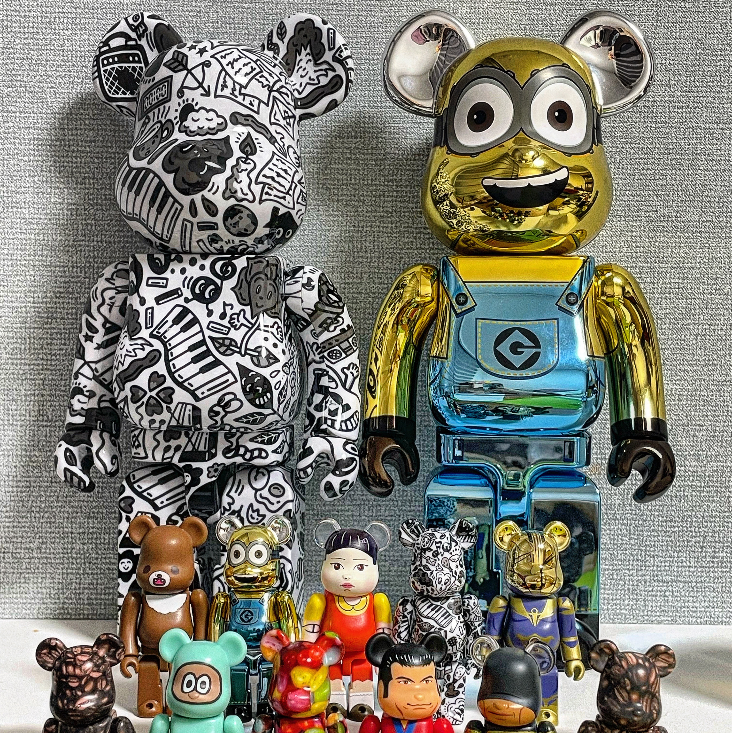Bearbrick Despicable Me Dave Gold Chrome Ver. 100％ & 400％ Set, Bearbrick Chocomoo 100& & 400% Set 착용 스타일