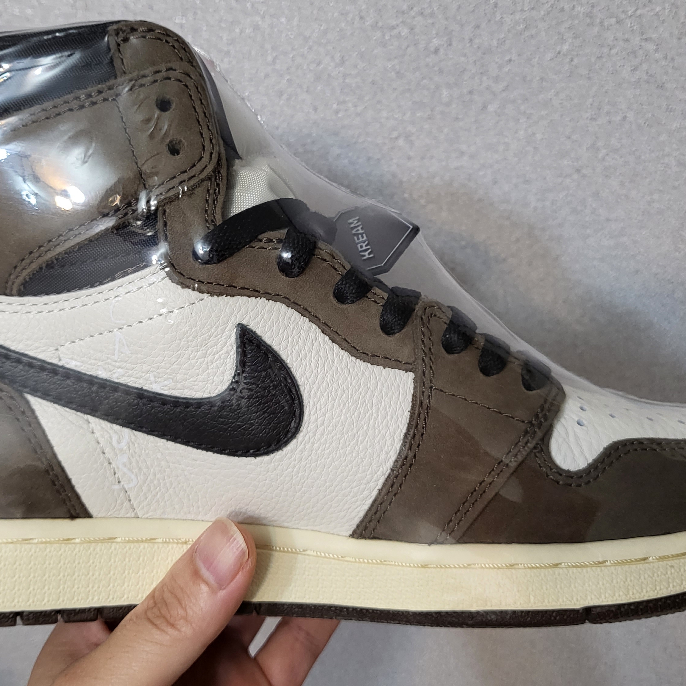 Jordan 1 x Travis Scott Retro High OG SP Mocha 착용 스타일 - 3