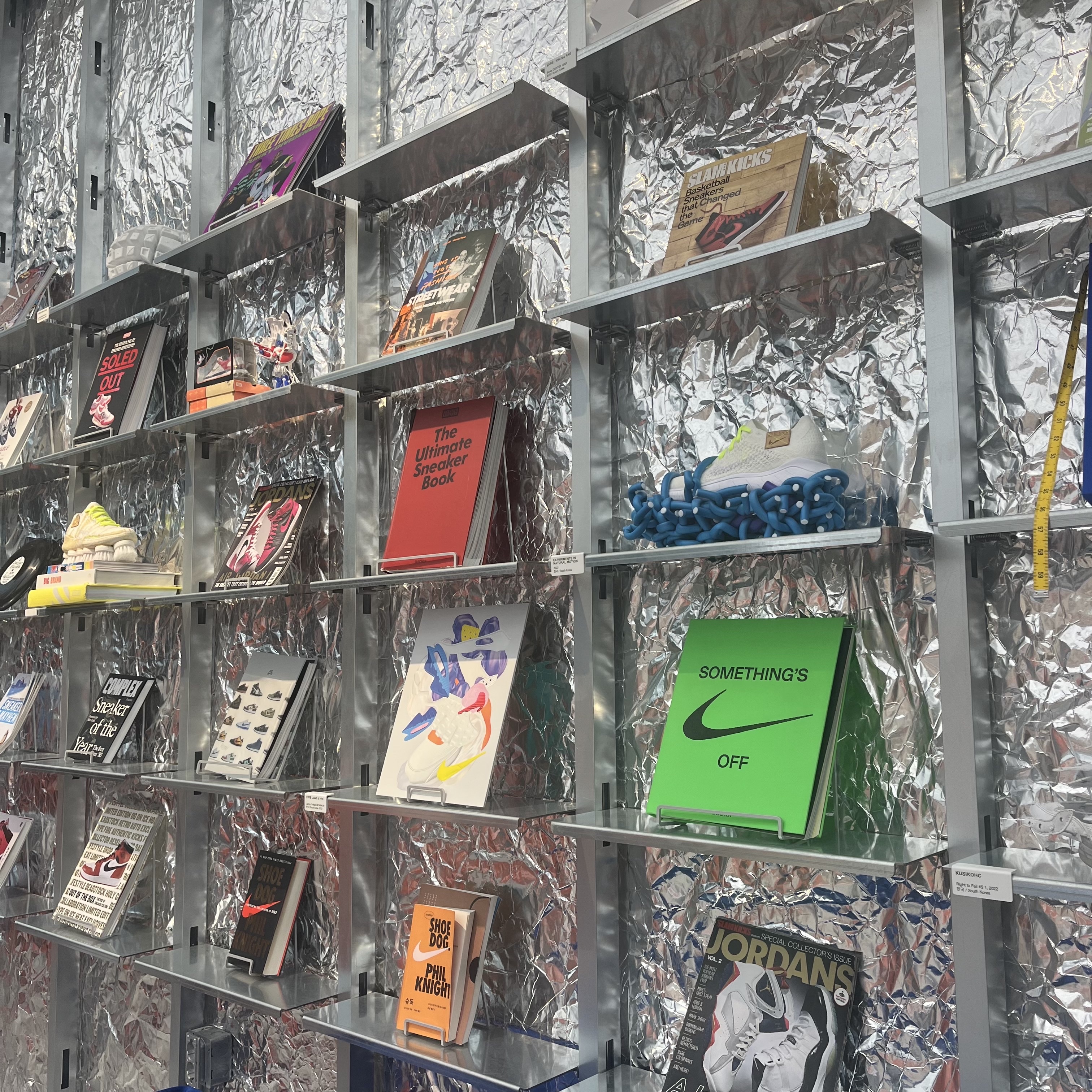 Nike x Virgil Abloh Icons The Ten Something's Off Book 착용 스타일