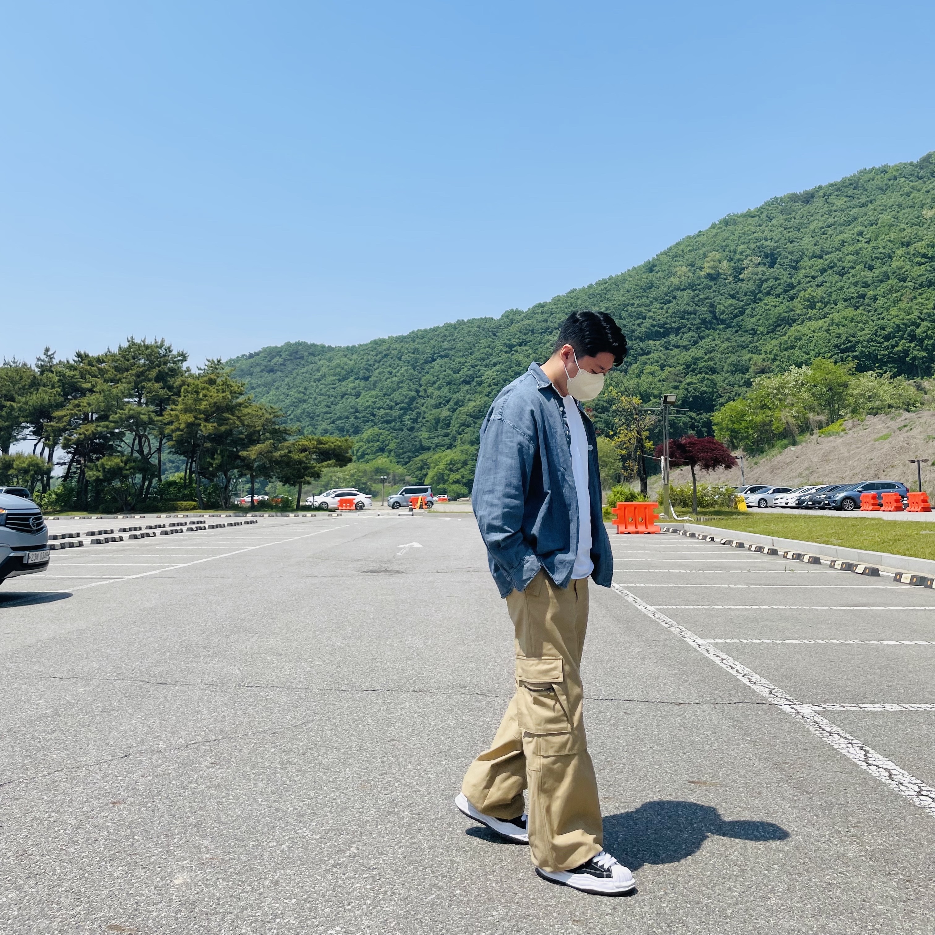 Wooyoungmi Wide Cargo Pants Beige - 22FW, Maison Mihara Yasuhiro Blakey OG Sole Canvas Low-top Sneakers Black White 착용 스타일 - 3