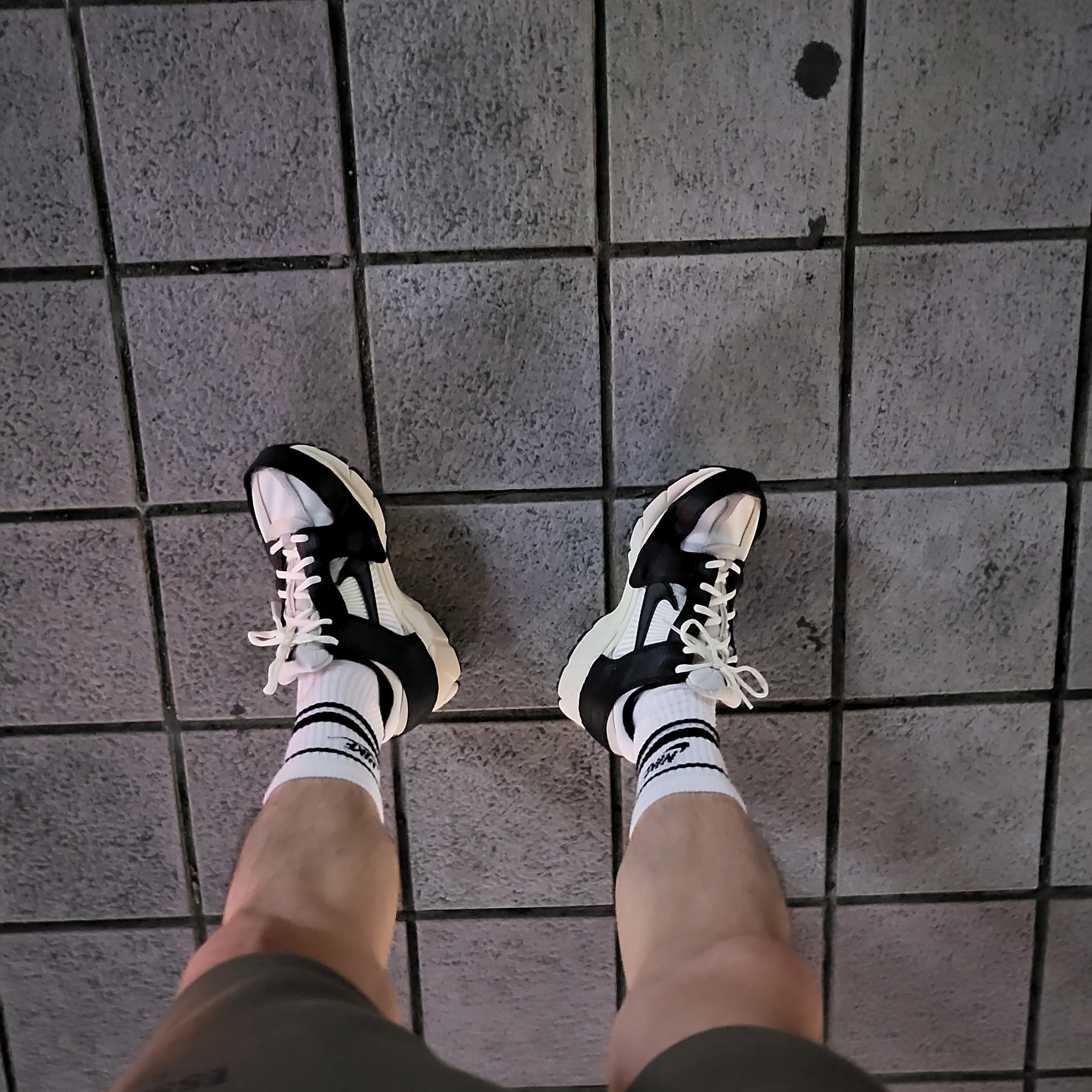 (W) 나이키 줌 보메로 5 울프 그레이 앤 블랙 착용 스타일