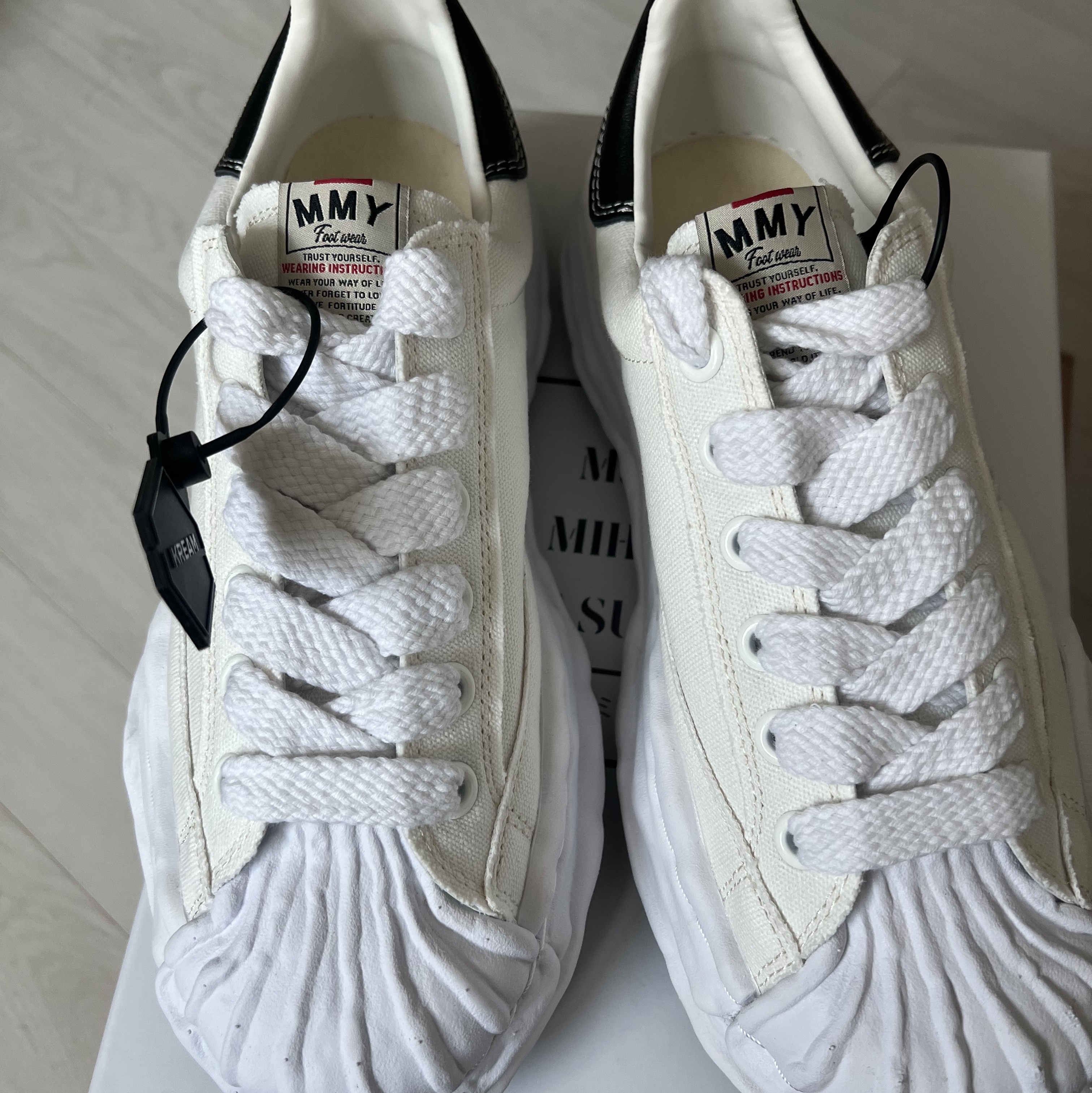 Maison Mihara Yasuhiro Blakey OG Sole Canvas Low-top Sneakers White 착용 스타일