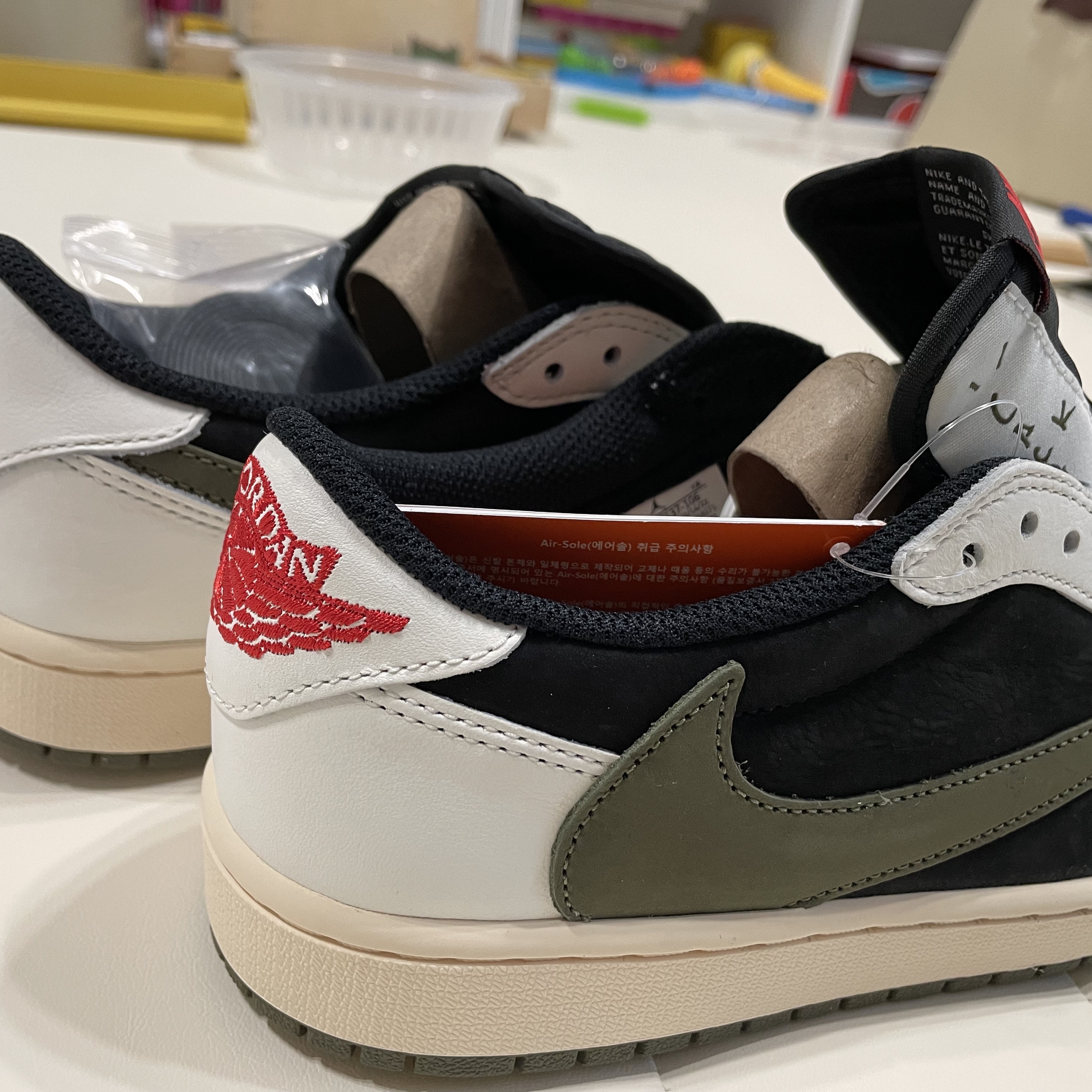 (W) Jordan 1 x Travis Scott Retro Low OG SP Medium Olive 착용 스타일 - 3
