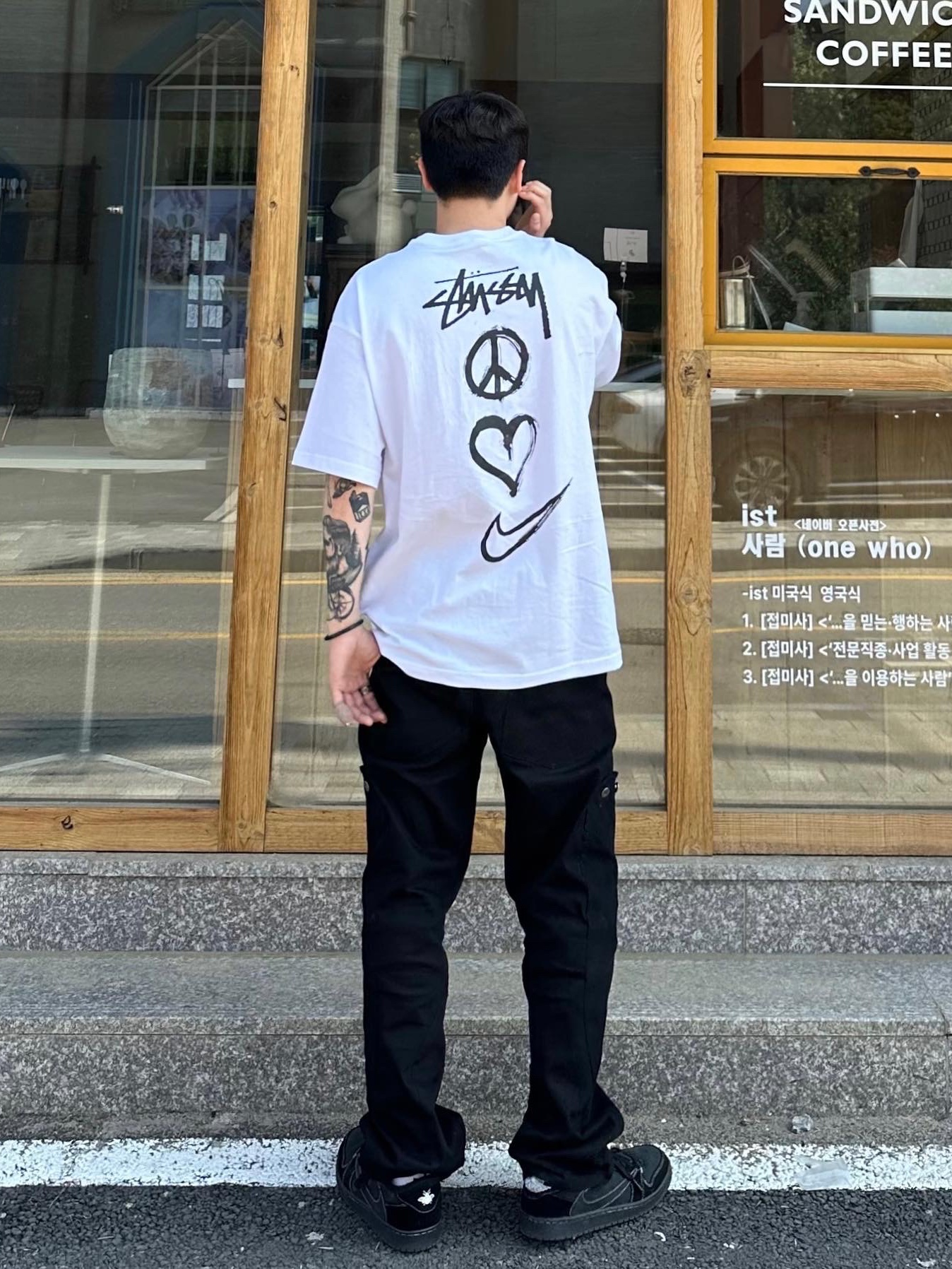 Nike x Stussy NRG RA T-Shirt Summit White (DM4942-121), Jordan 1 x Travis Scott Retro Low OG SP Black Phantom 착용 스타일