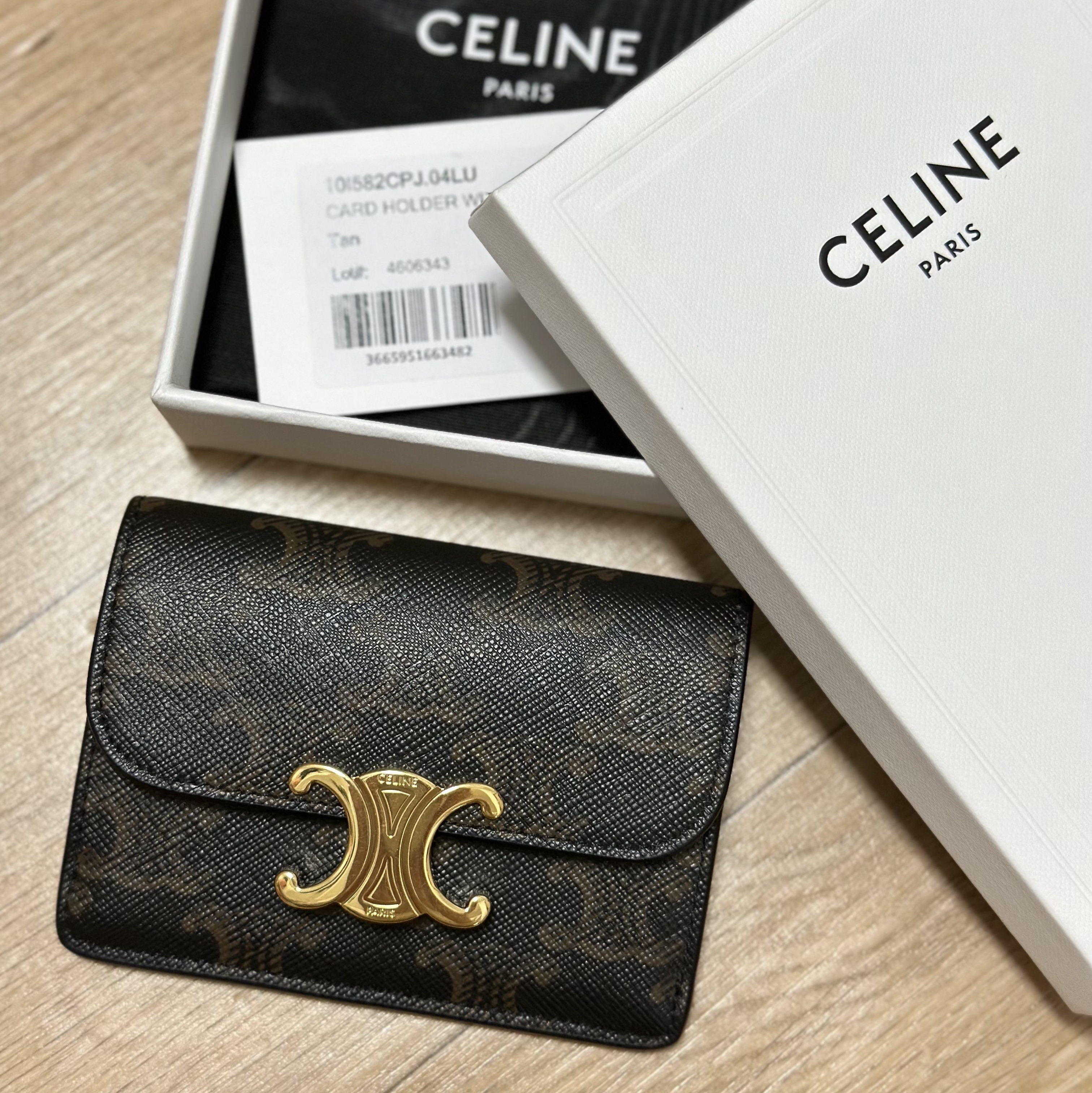 Celine Card Holder with Flap in Triomphe Canvas Tan 착용 스타일