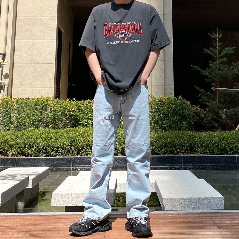 발렌시아가 로고 코튼 오버사이즈 티셔츠 블랙, 발렌시아가 러너 스니커즈 블루 화이트 착용 스타일 - 2