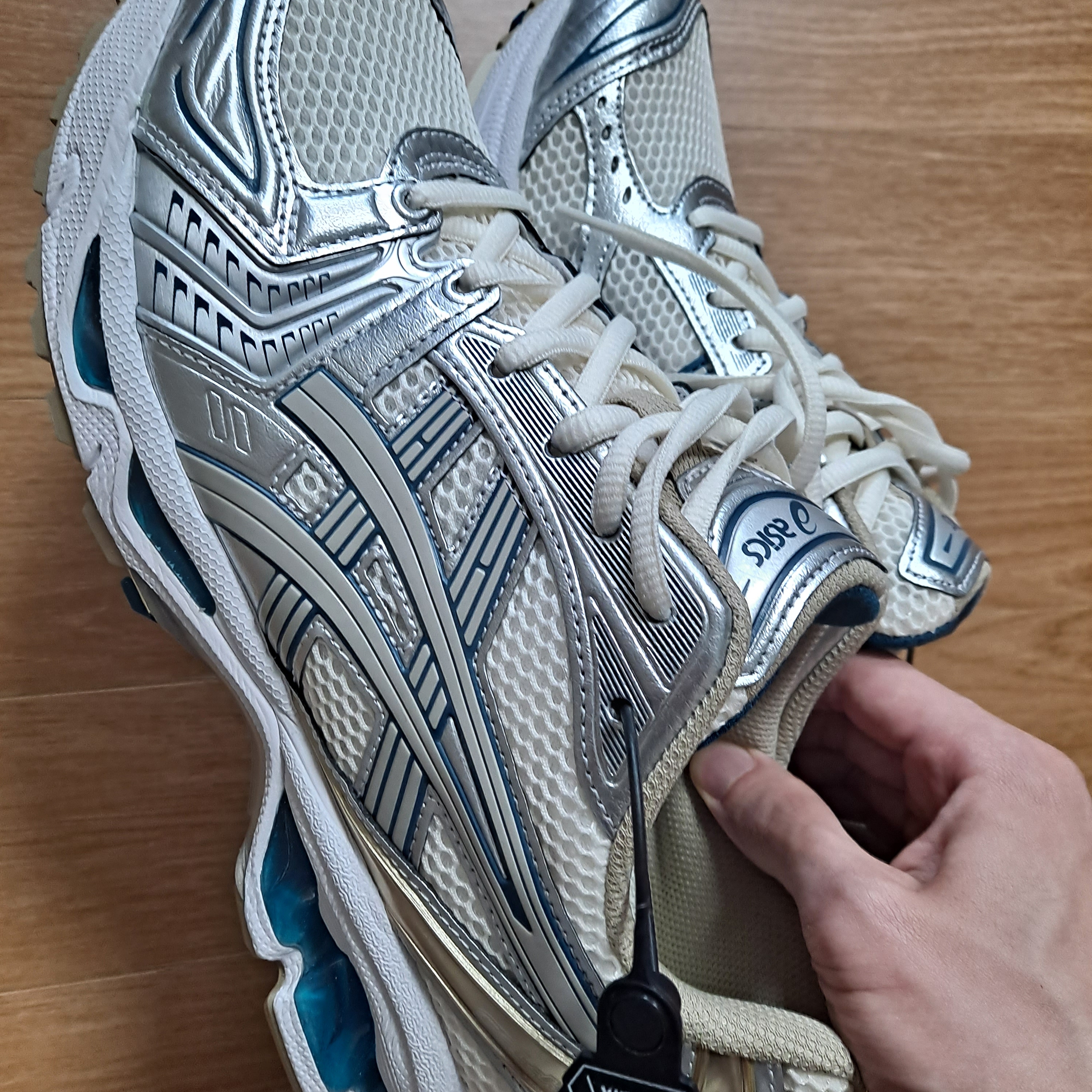 Asics Gel-Kayano 14 Cream Pure Silver 착용 스타일