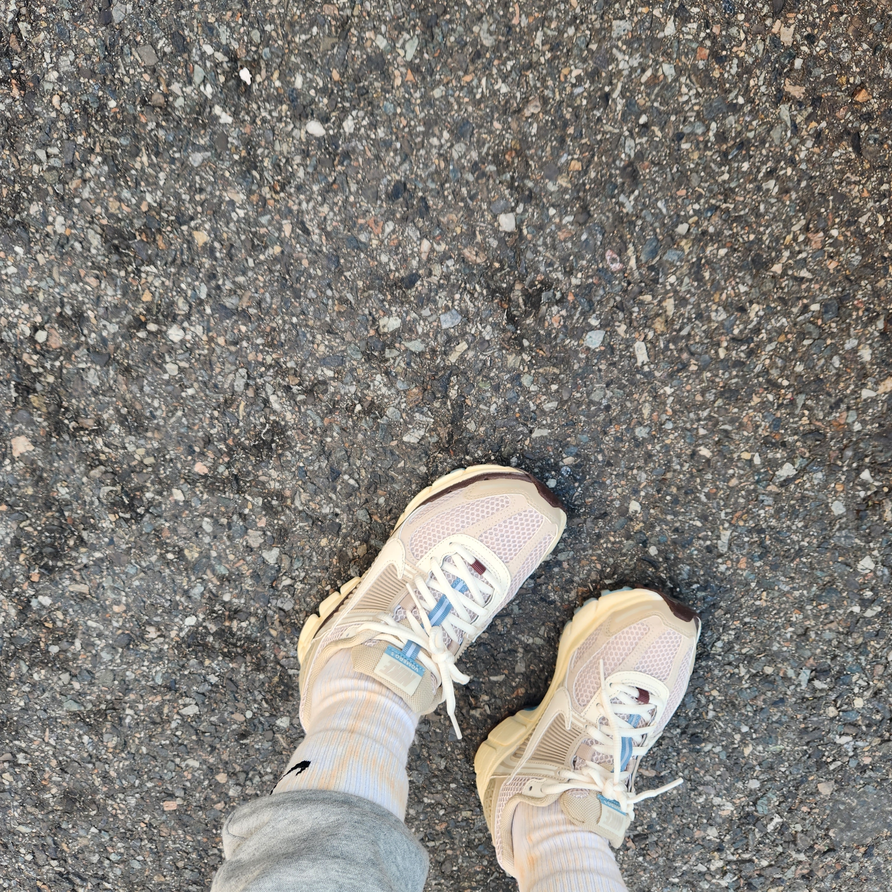 (W) Nike Zoom Vomero 5 Oatmeal 착용 스타일