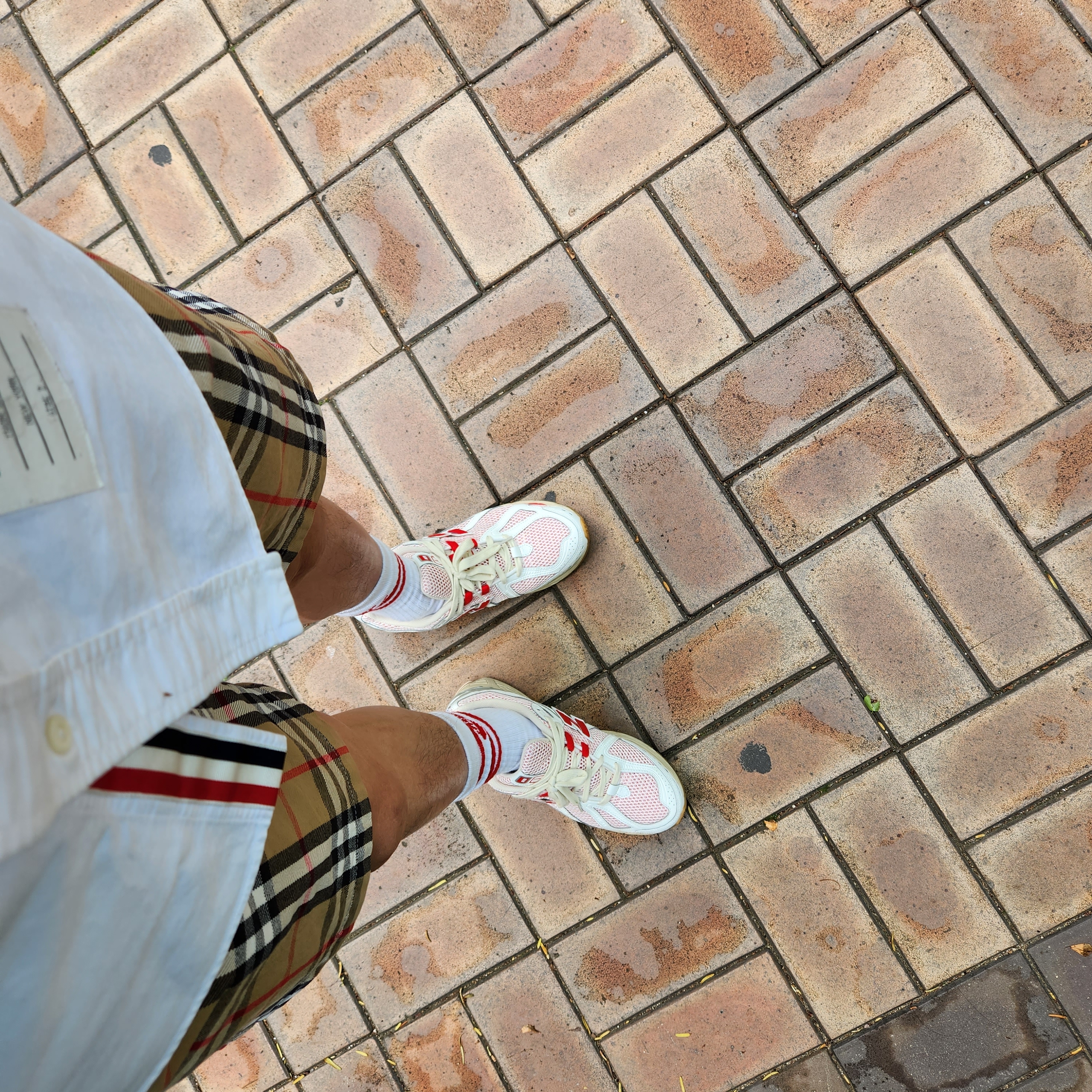 Supreme x Burberry Denim Shorts Beige - 22SS, New Balance 1906R White Red 착용 스타일