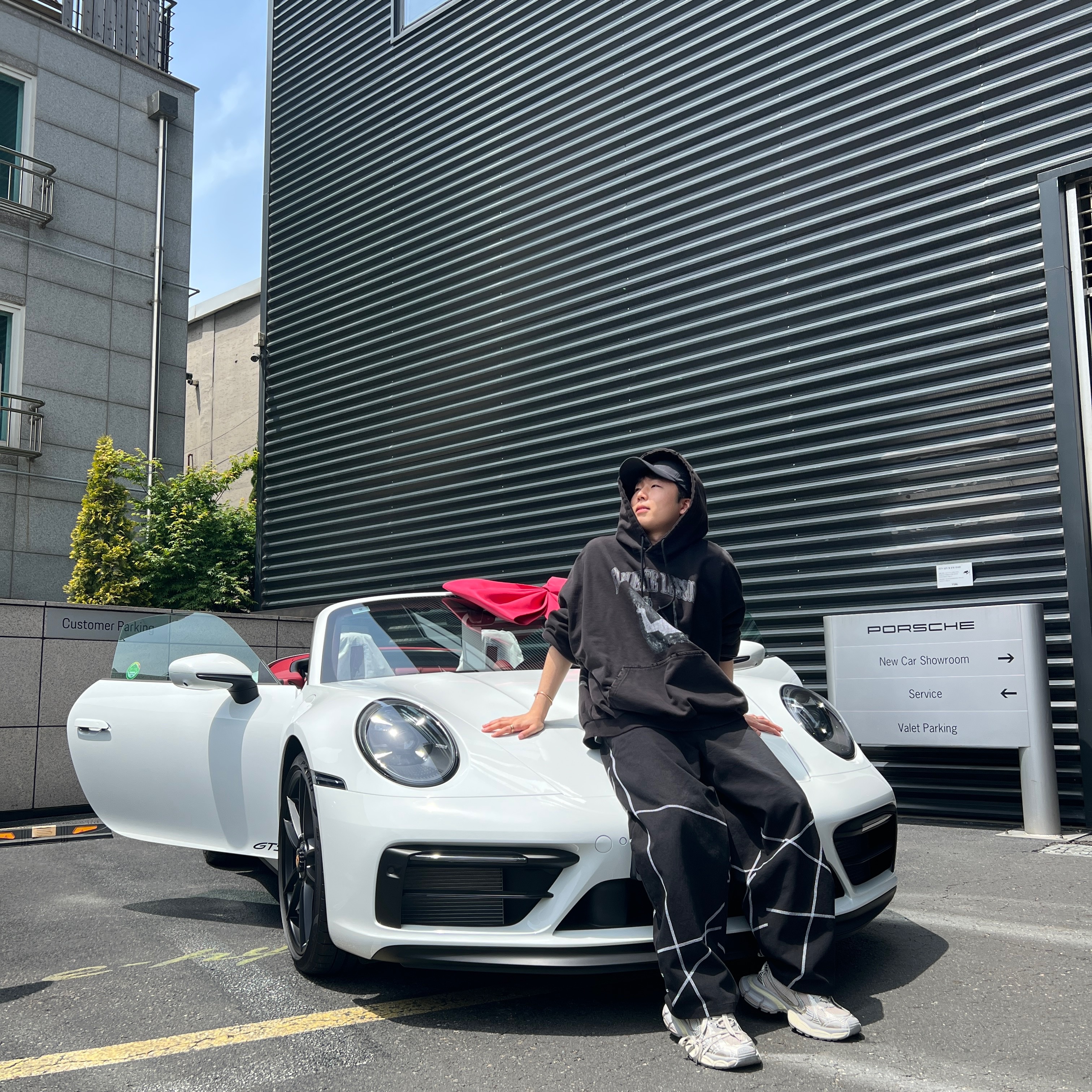 까르띠에 저스트 앵 끌루 브레이슬릿 스몰 로즈 골드, 발렌시아가 3XL 스니커즈 라이트 베이지 착용 스타일 - 1