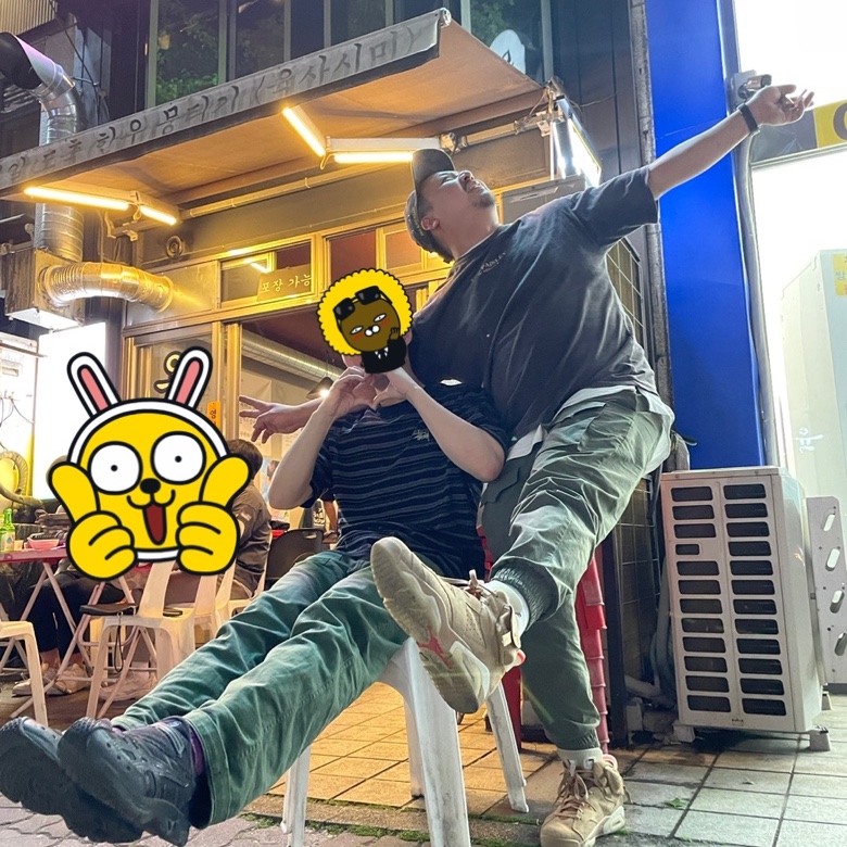 조던 6 x 트래비스 스캇 레트로 SP 브리티쉬 카키, 아식스 x 키코 코스타디노브 젤 키릴 2 그래파이트 그레이 착용 스타일 - 1