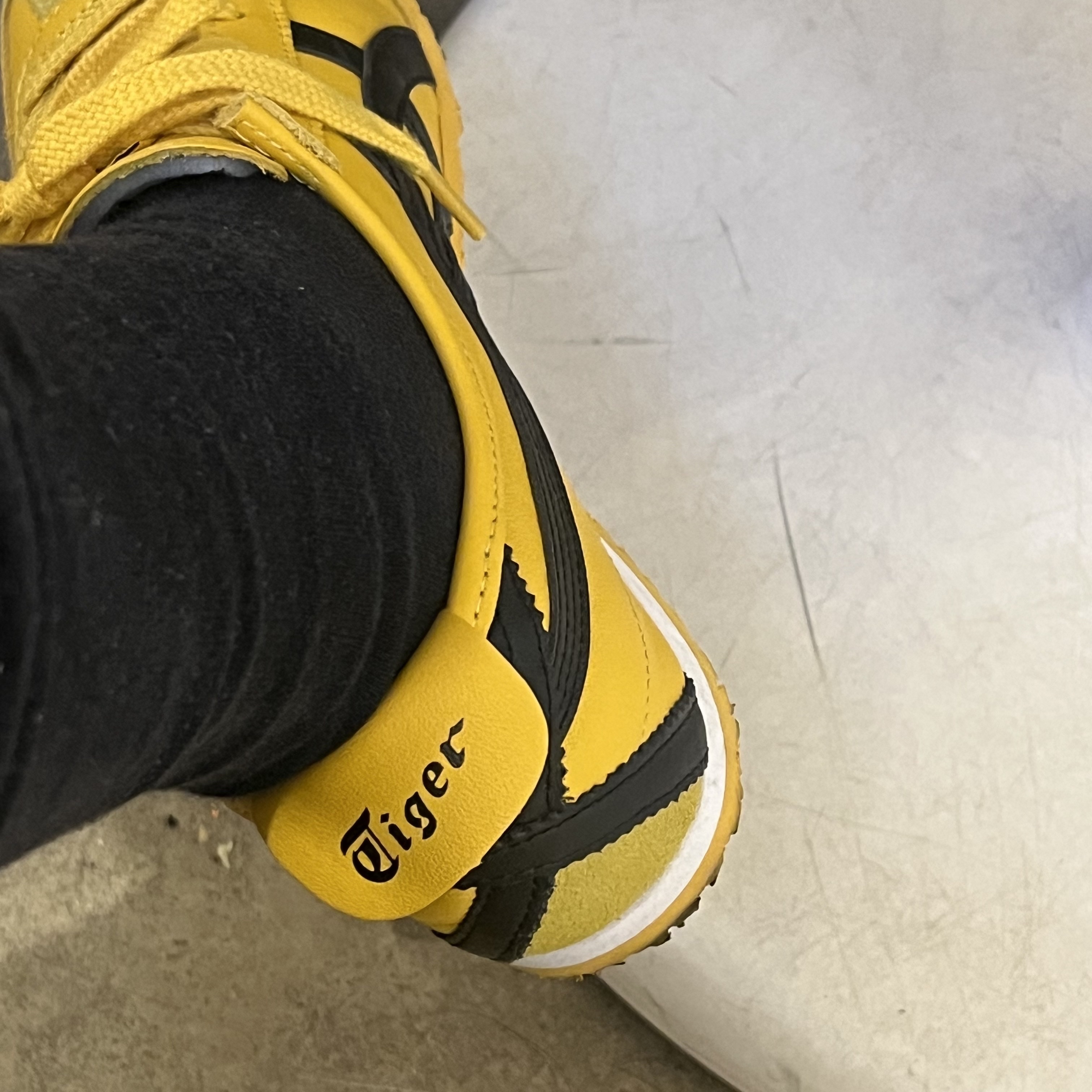 Onitsuka Tiger Mexico 66 Yellow Black 착용 스타일 - 2