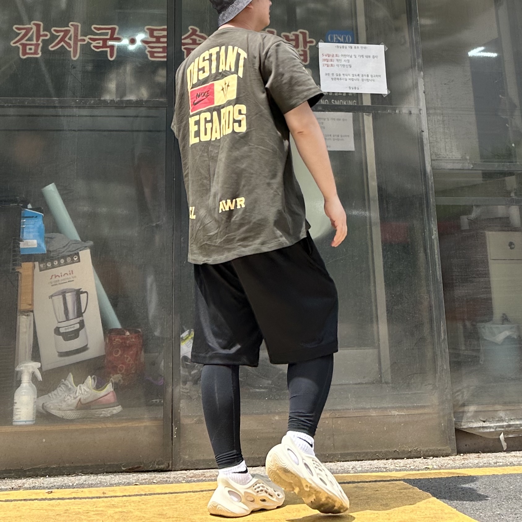 Nike NRG Bucket Hat Black, Nike x Drake Nocta x Cactus Plant Flea Market Souvenir Cactus T-Shirt Sequoia (DR2630-355) 착용 스타일