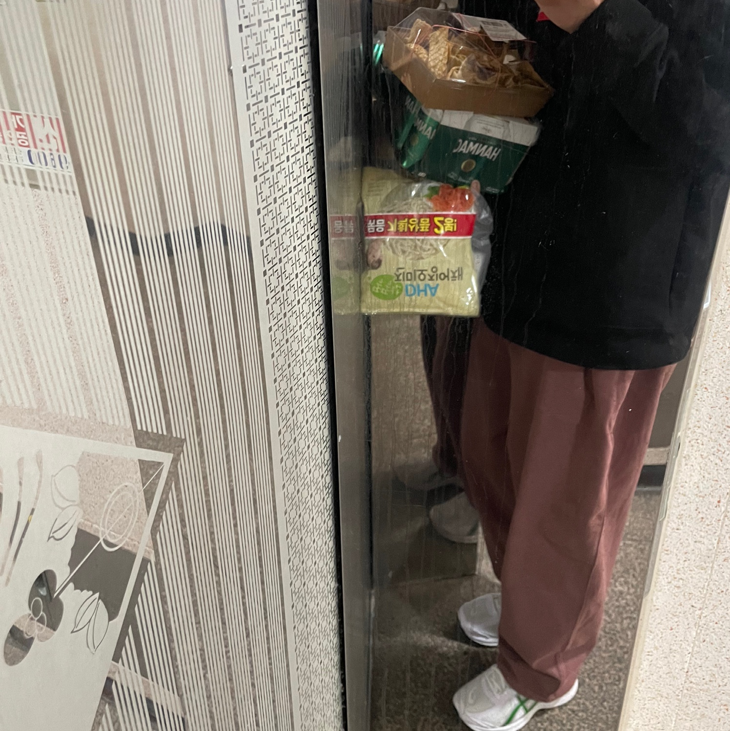 아식스 조그 100 S 화이트 그린 - 2E 와이드, 슈프림 박스로고 크루넥 블랙 - 22FW 착용 스타일 - 4