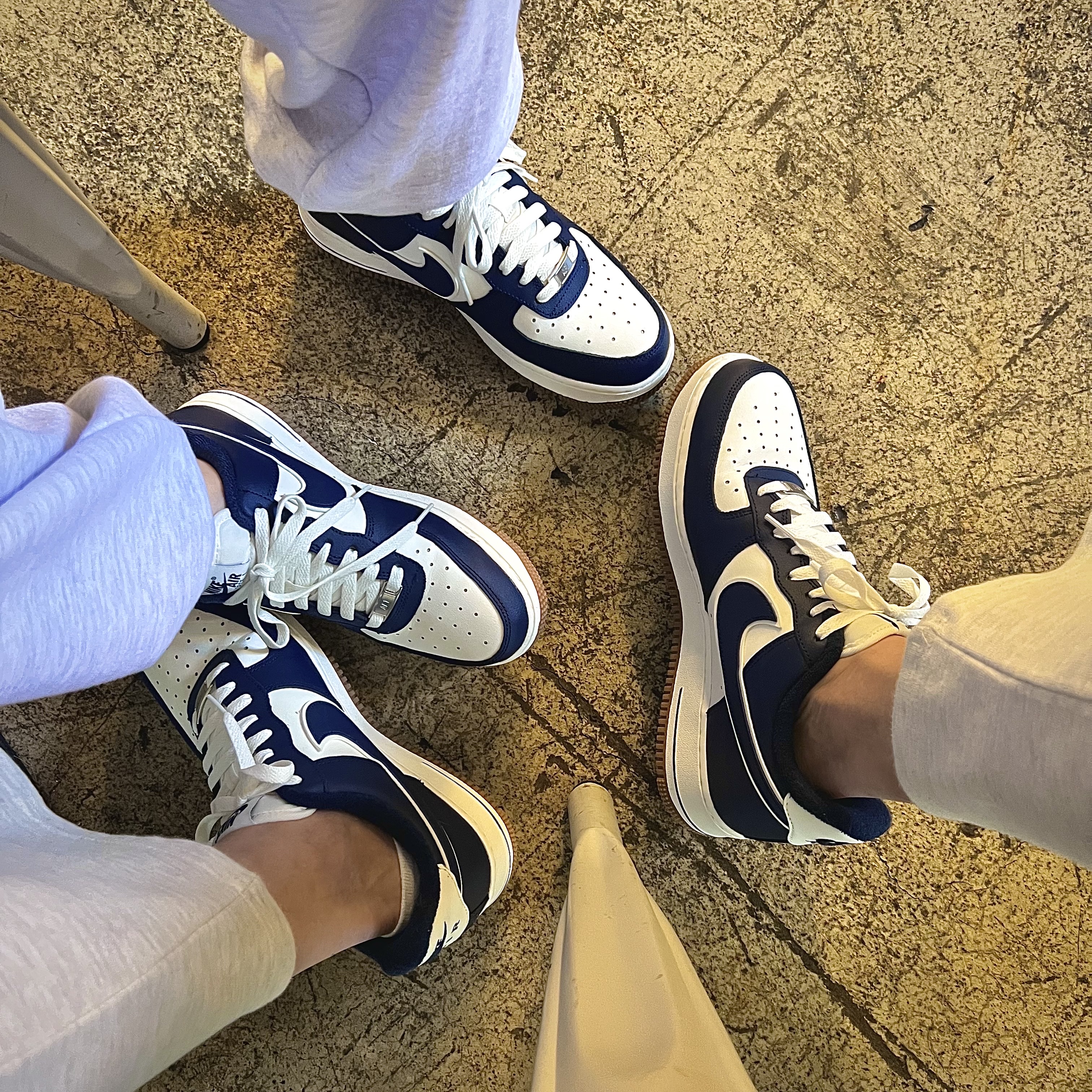 Nike Air Force 1 '07 LV8 Midnight Navy 착용 스타일