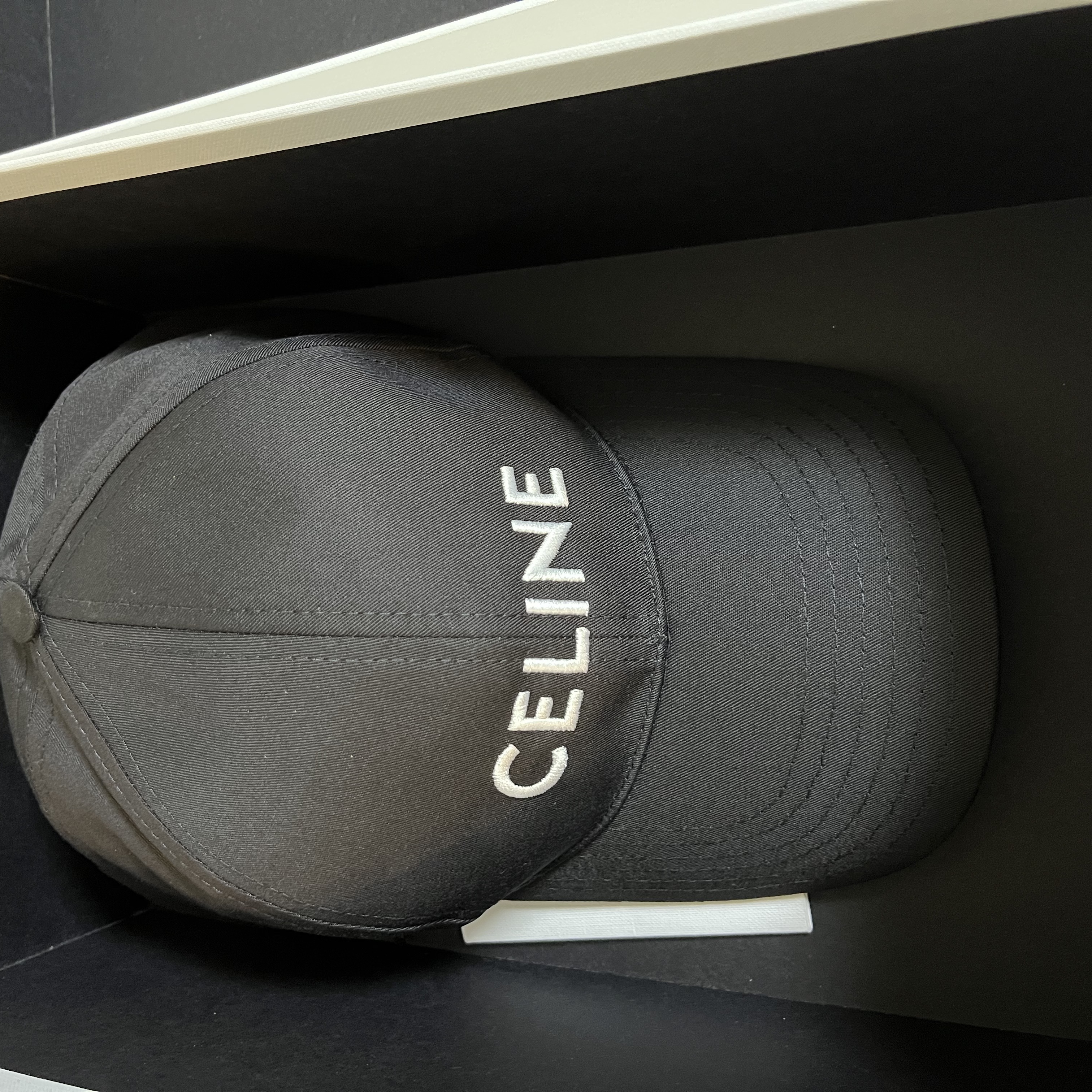 Celine Baseball Cap in Cotton Black 착용 스타일 - 2