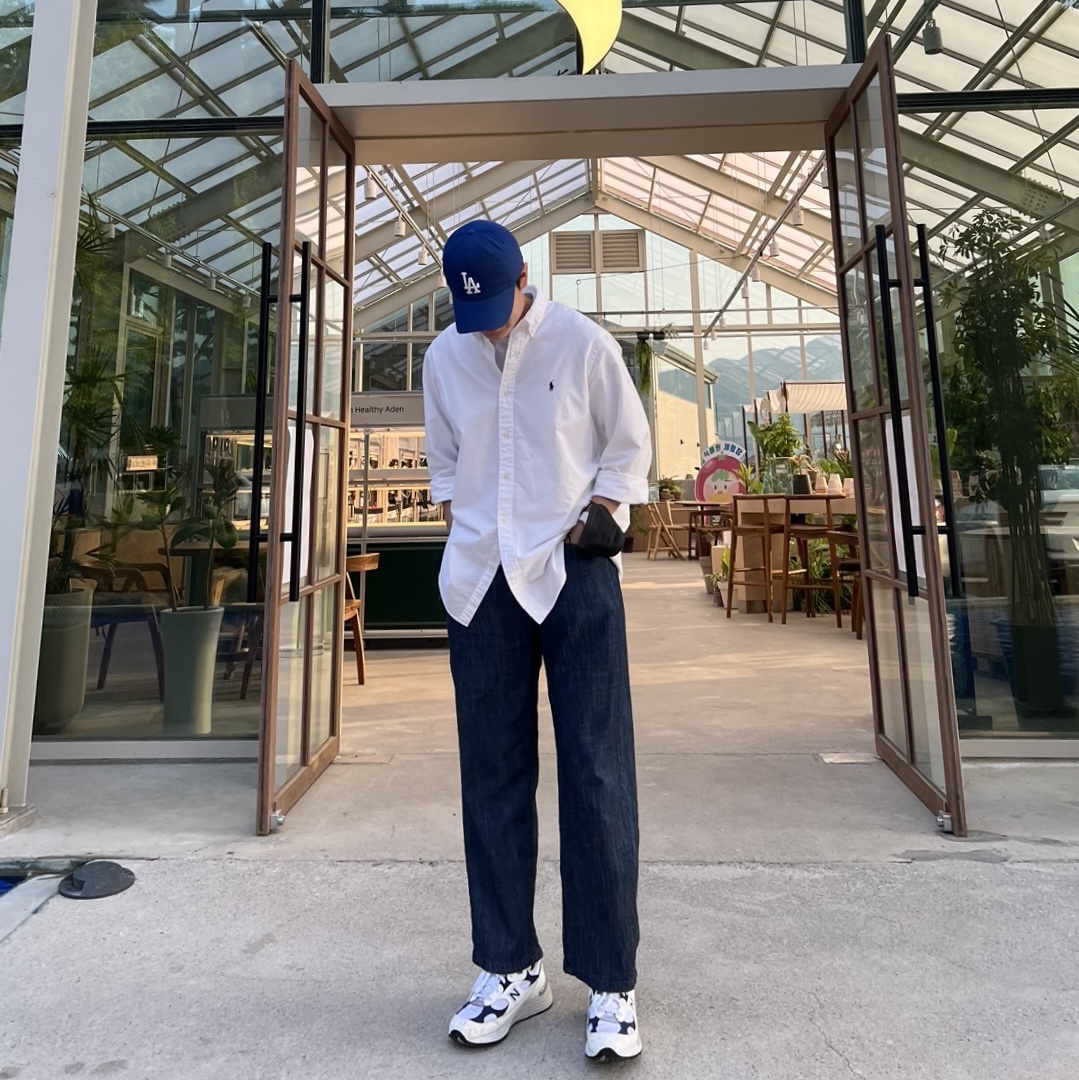 [15% 적립] 폴로 랄프 로렌 클래식 핏 가먼트 다이드 옥스포드 셔츠 화이트, 뉴발란스 992 메이드 인 USA 화이트 네이비 착용 스타일 - 2